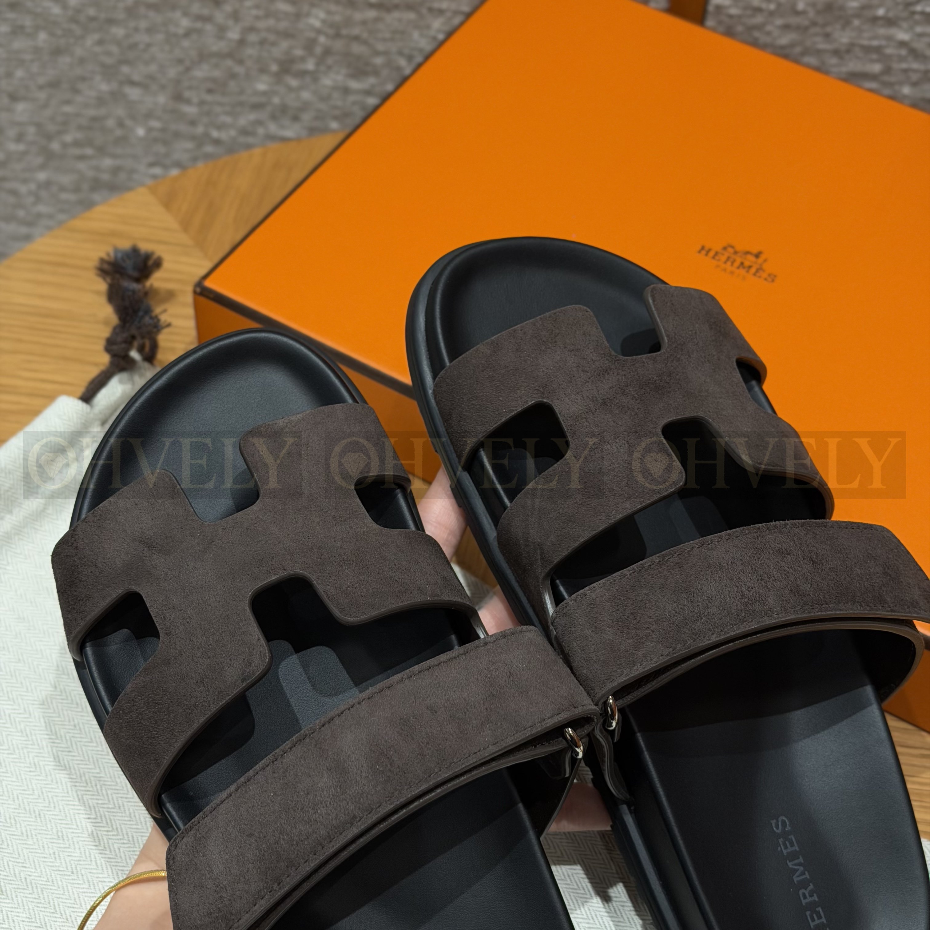 HERMÈS 에르메스 칩레 샌들 샤무아 카프스킨 & 블랙 로버 솔 (Ebene) 상품 썸네일
