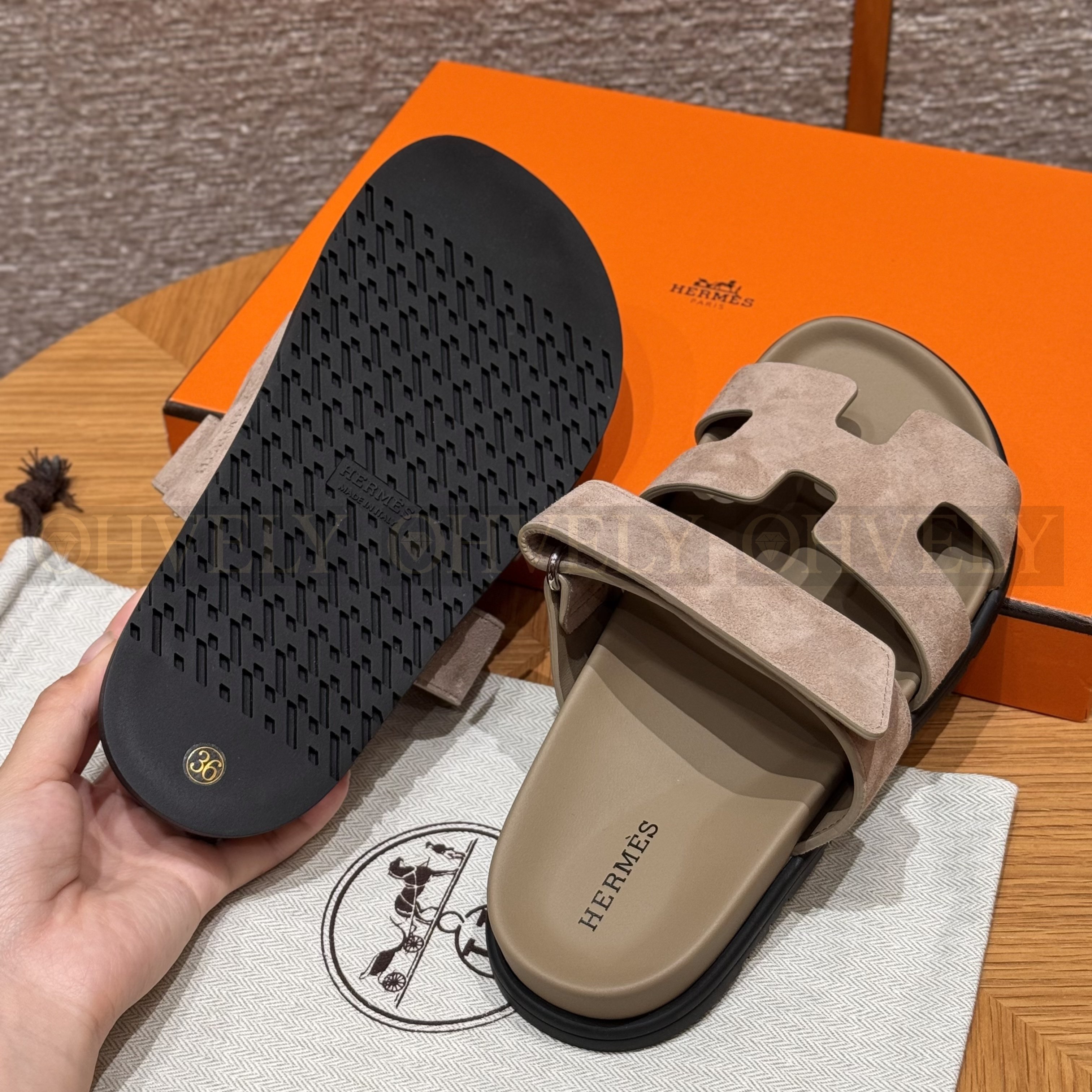 HERMÈS 에르메스 칩레 샌들 샤무아 카프스킨 & 블랙 로버 솔 (Sand ) 상품 썸네일