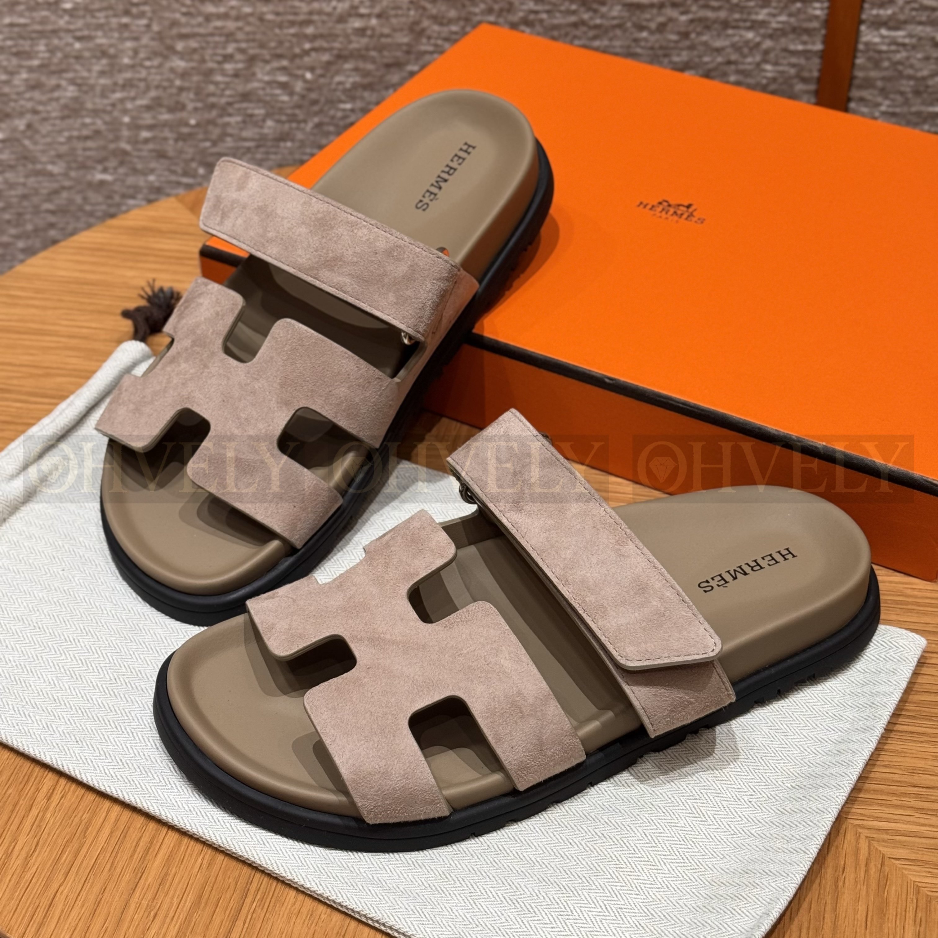 HERMÈS 에르메스 칩레 샌들 샤무아 카프스킨 & 블랙 로버 솔 (Sand ) 상품 썸네일