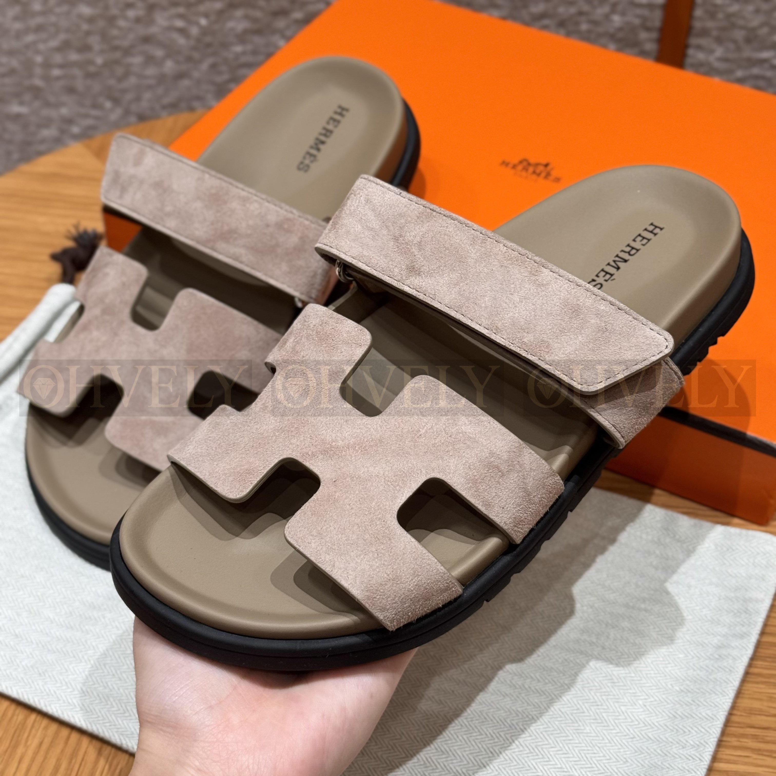 HERMÈS 에르메스 칩레 샌들 샤무아 카프스킨 & 블랙 로버 솔 (Sand ) 상품 썸네일