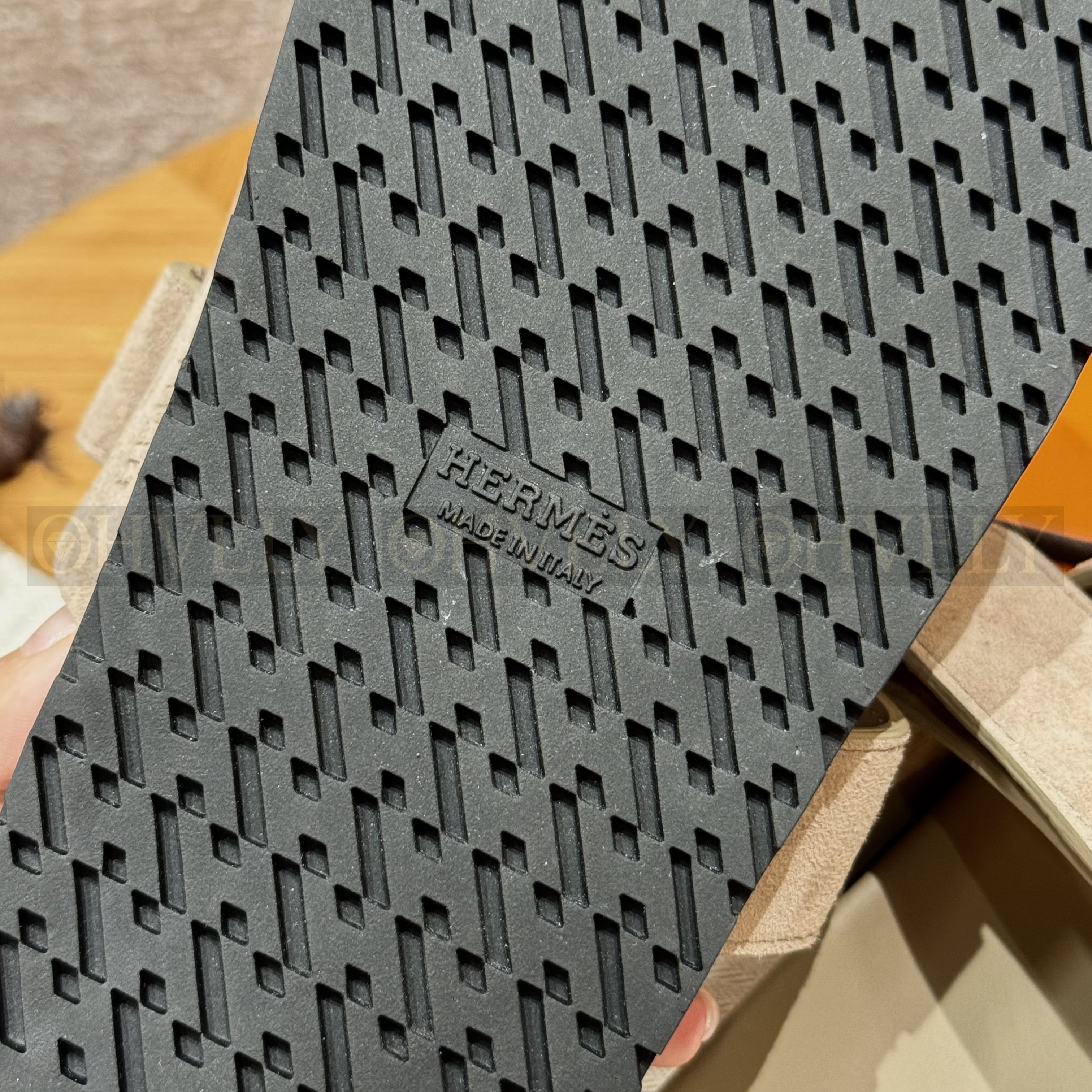 HERMÈS 에르메스 칩레 샌들 샤무아 카프스킨 & 블랙 로버 솔 (Sand ) 상품 썸네일