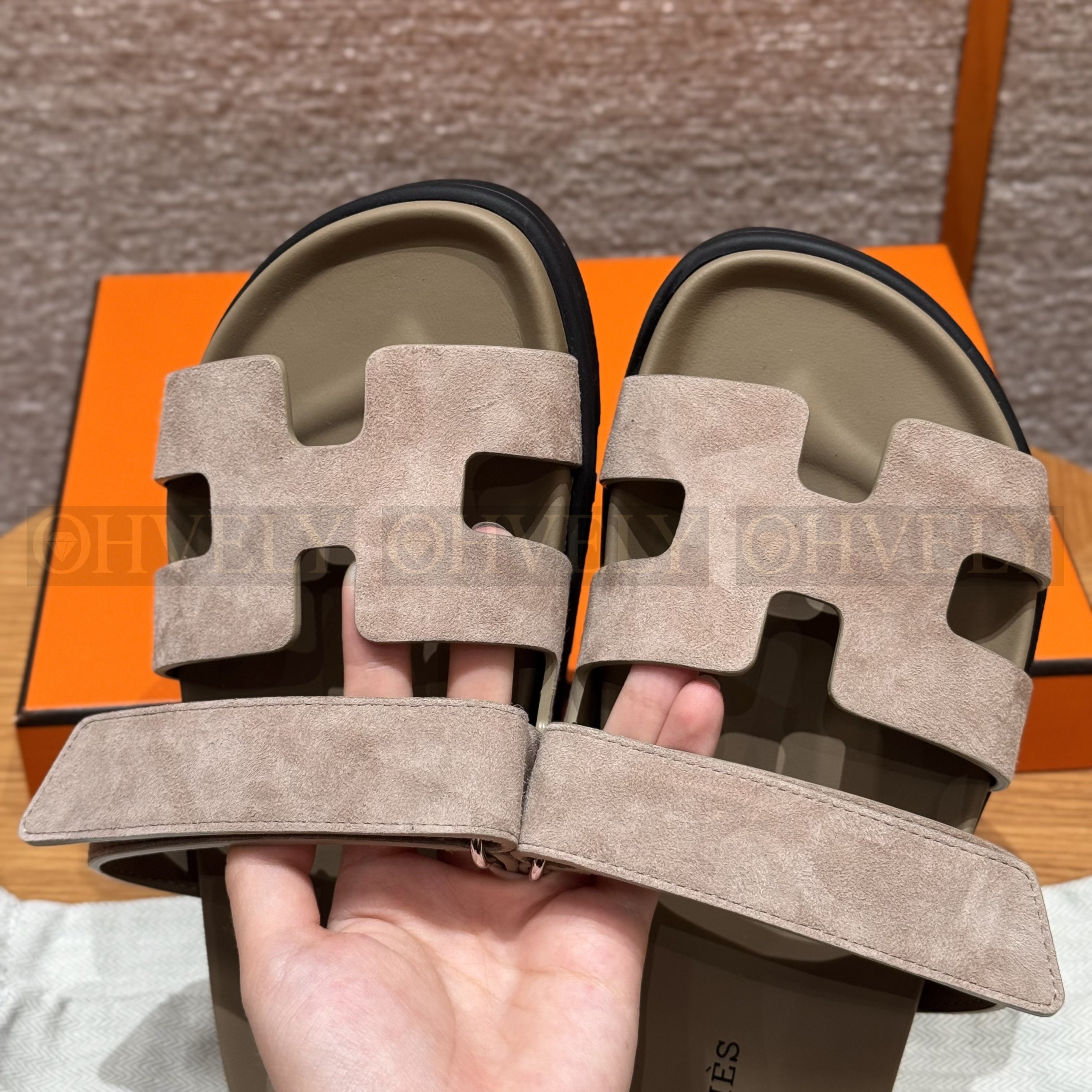 HERMÈS 에르메스 칩레 샌들 샤무아 카프스킨 & 블랙 로버 솔 (Sand ) 상품 썸네일