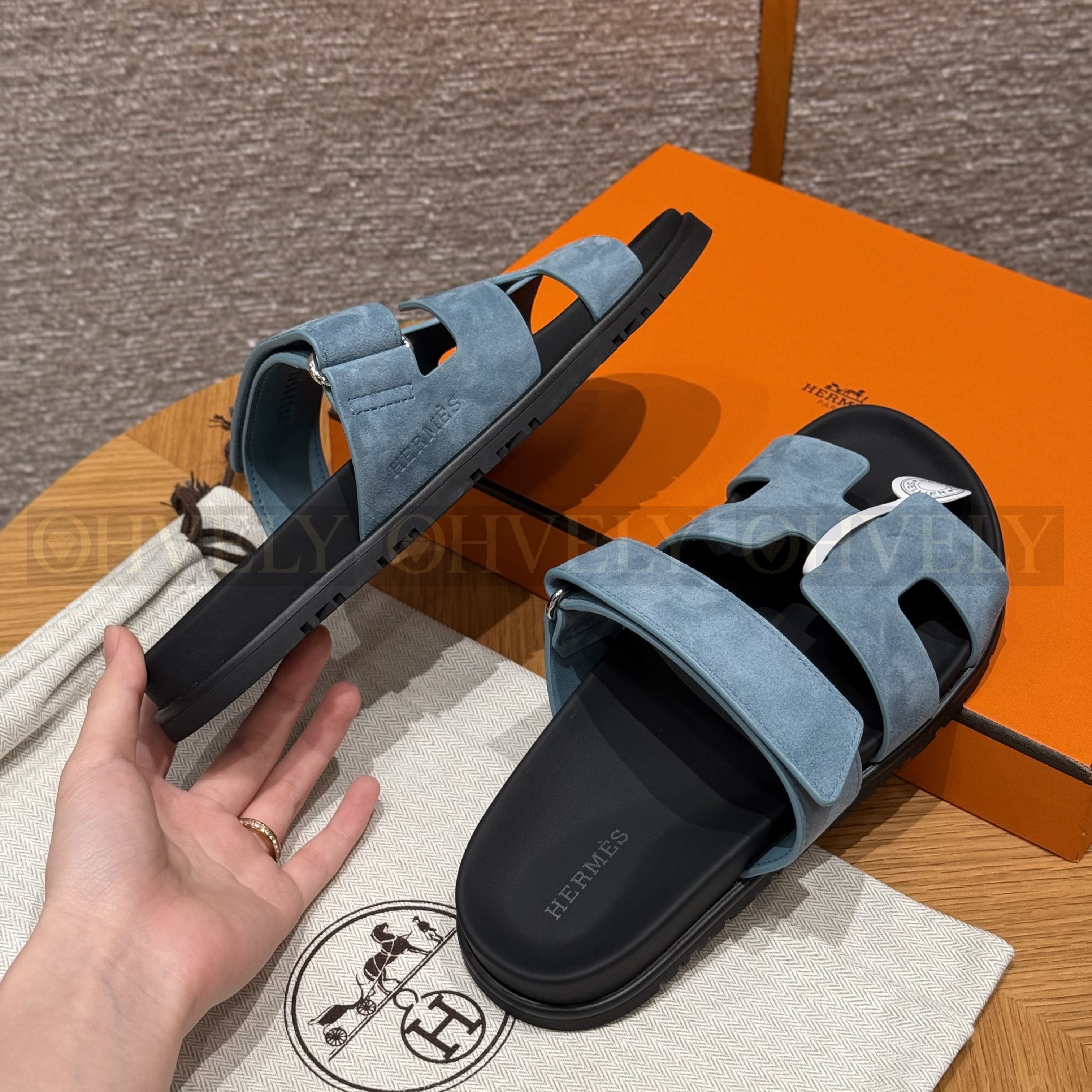 HERMÈS 에르메스 칩레 샌들 샤무아 카프스킨 & 블랙 로버 솔 (New Blue Jean) 상품 썸네일