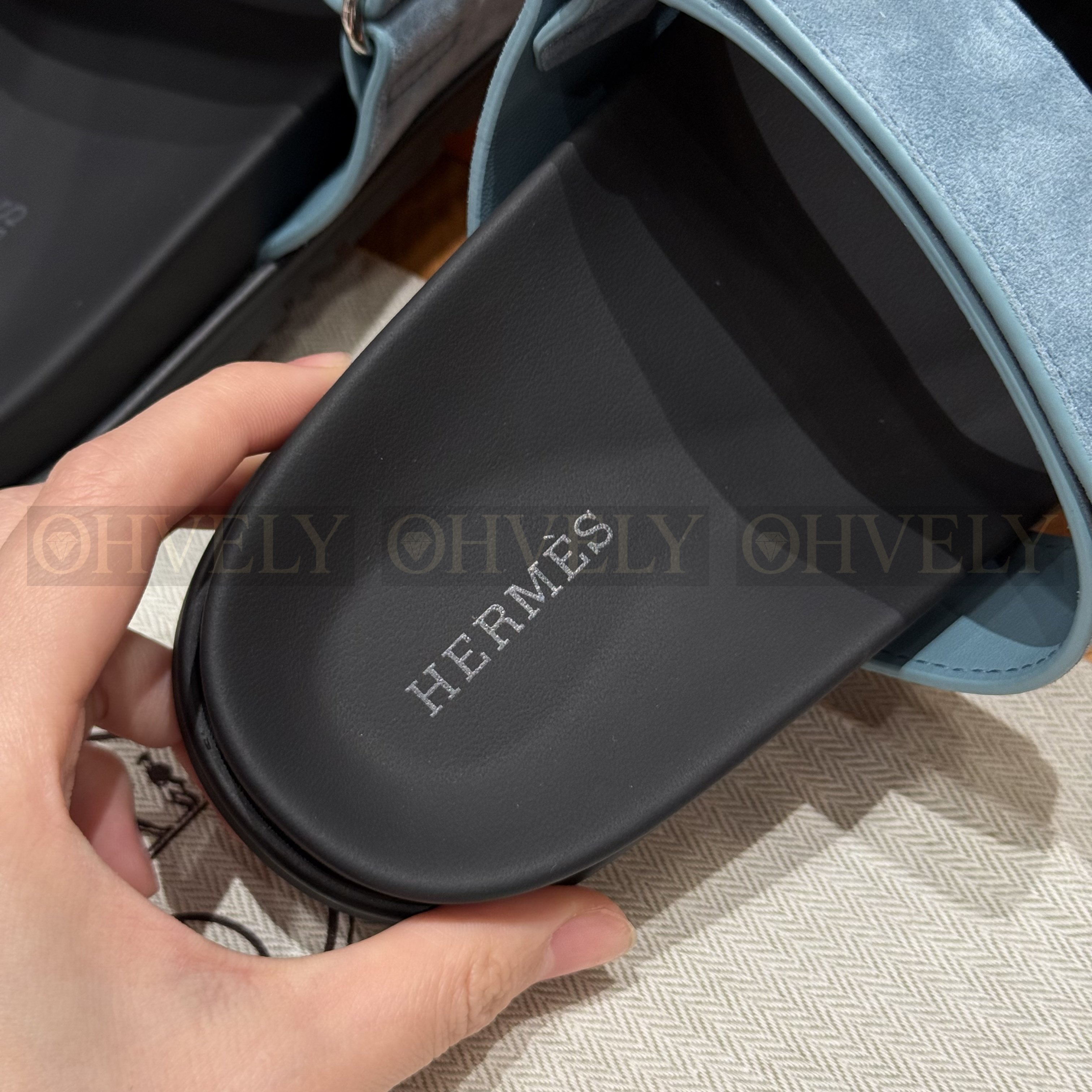 HERMÈS 에르메스 칩레 샌들 샤무아 카프스킨 & 블랙 로버 솔 (New Blue Jean) 상품 썸네일