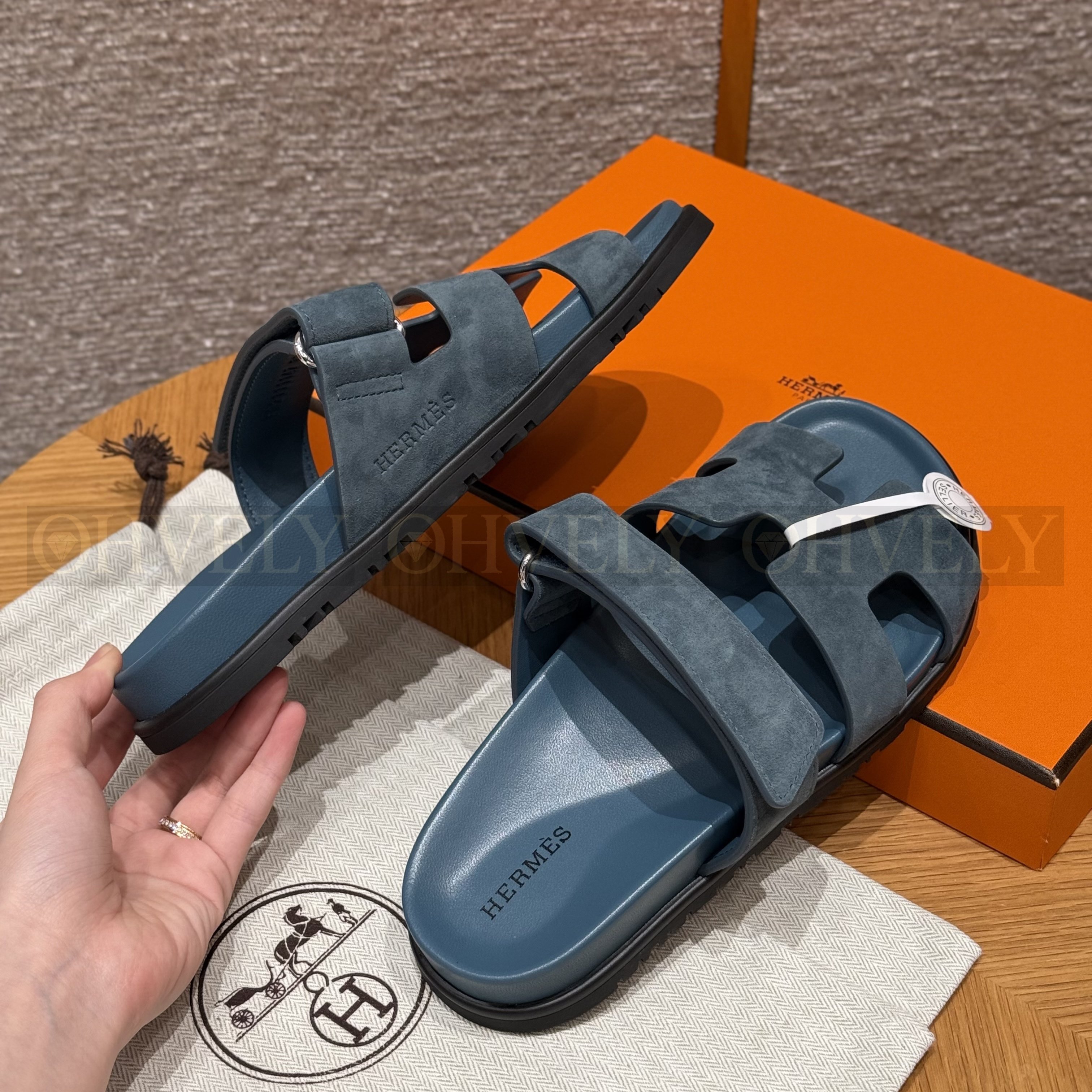 HERMÈS 에르메스 칩레 샌들 샤무아 카프스킨 & 블랙 로버 솔 (Purplish blue) 상품 썸네일