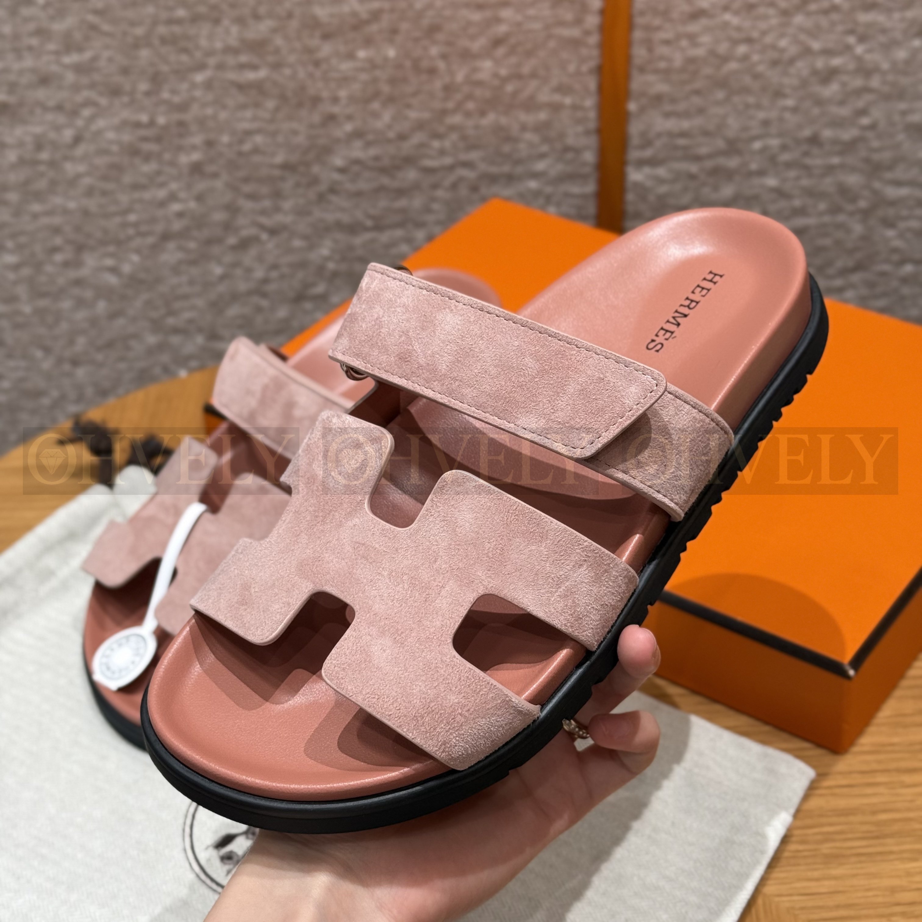 HERMÈS 에르메스 칩레 샌들 샤무아 카프스킨 & 블랙 로버 솔 (Nude pink) 상품 썸네일