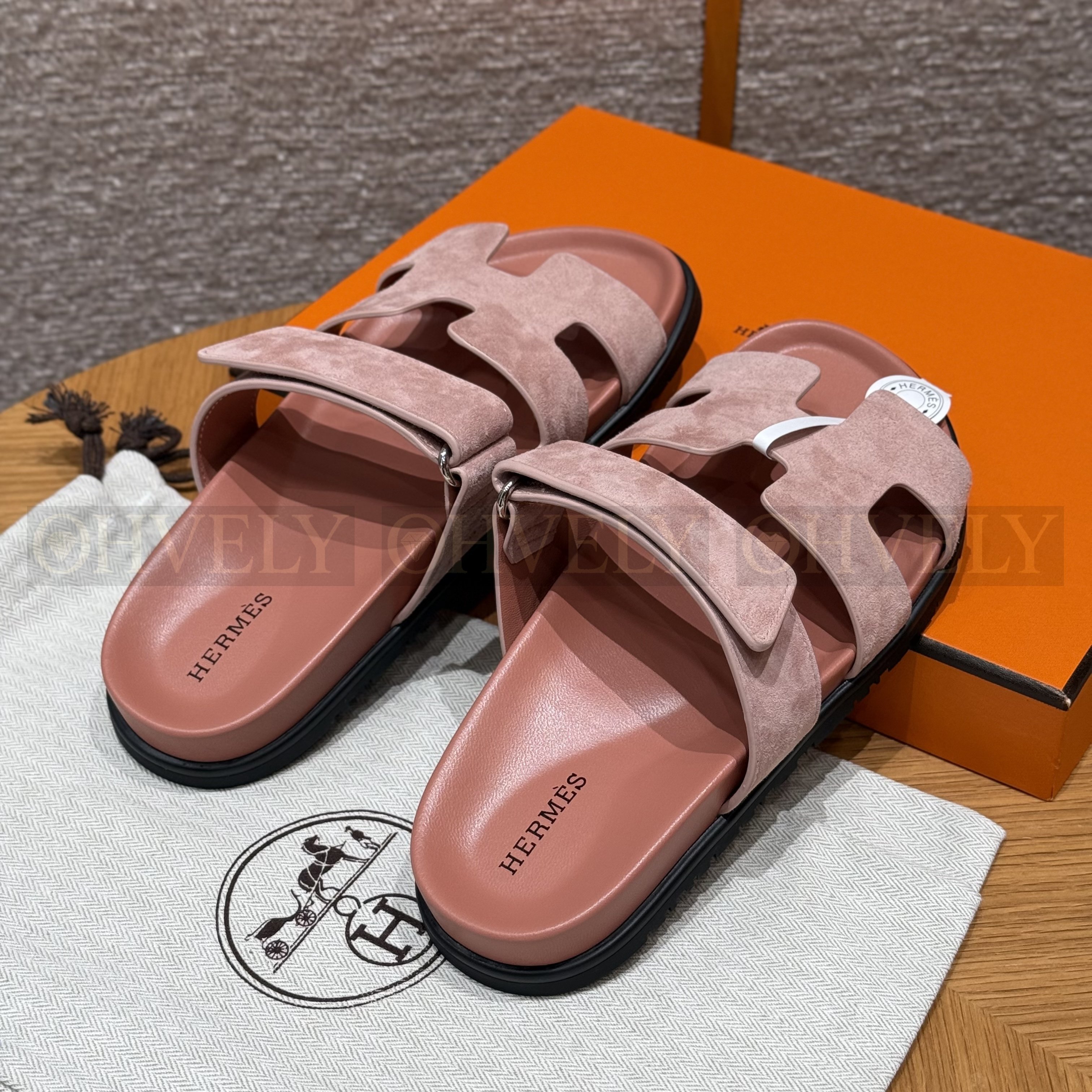 HERMÈS 에르메스 칩레 샌들 샤무아 카프스킨 & 블랙 로버 솔 (Nude pink) 상품 썸네일