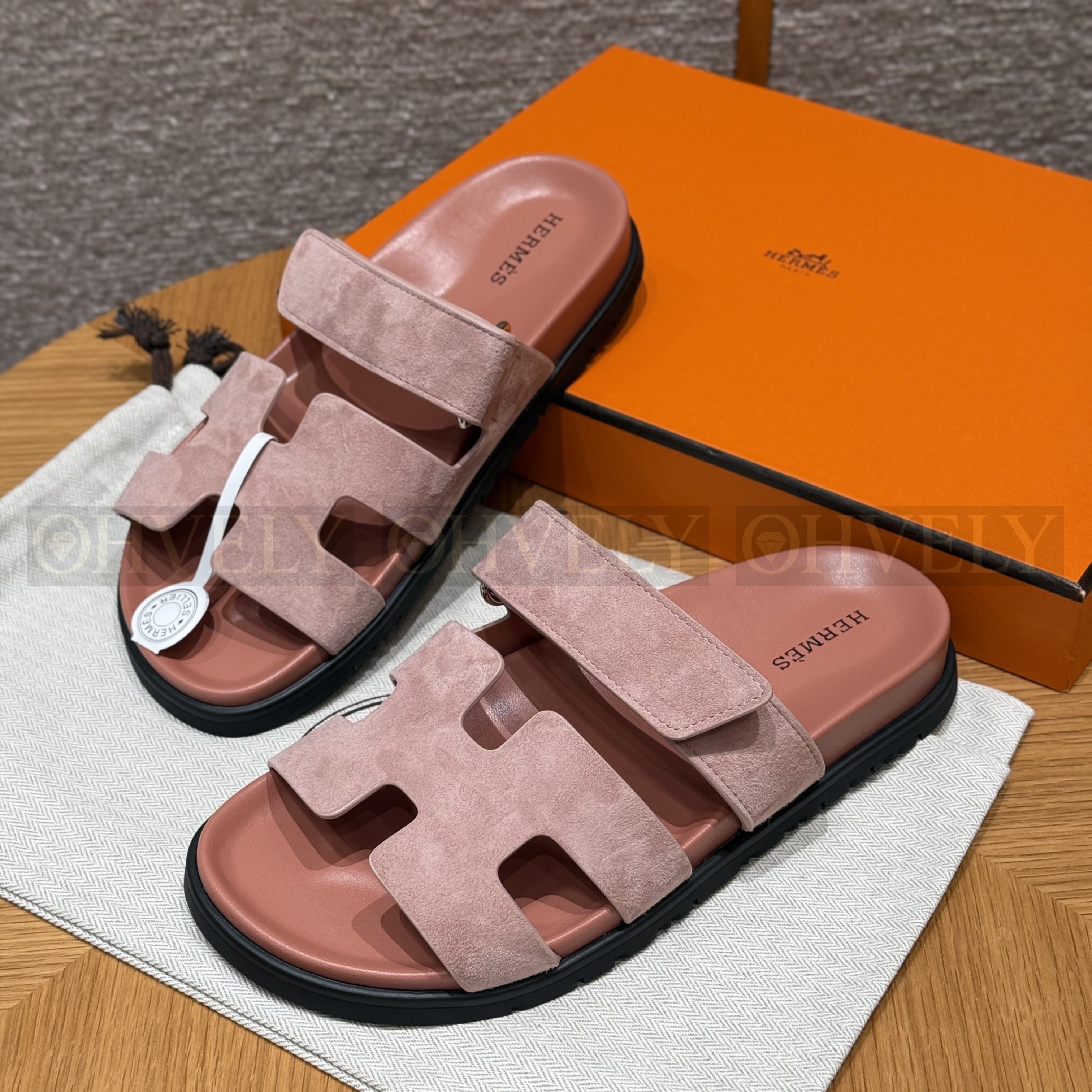 HERMÈS 에르메스 칩레 샌들 샤무아 카프스킨 & 블랙 로버 솔 (Nude pink) 상품 썸네일
