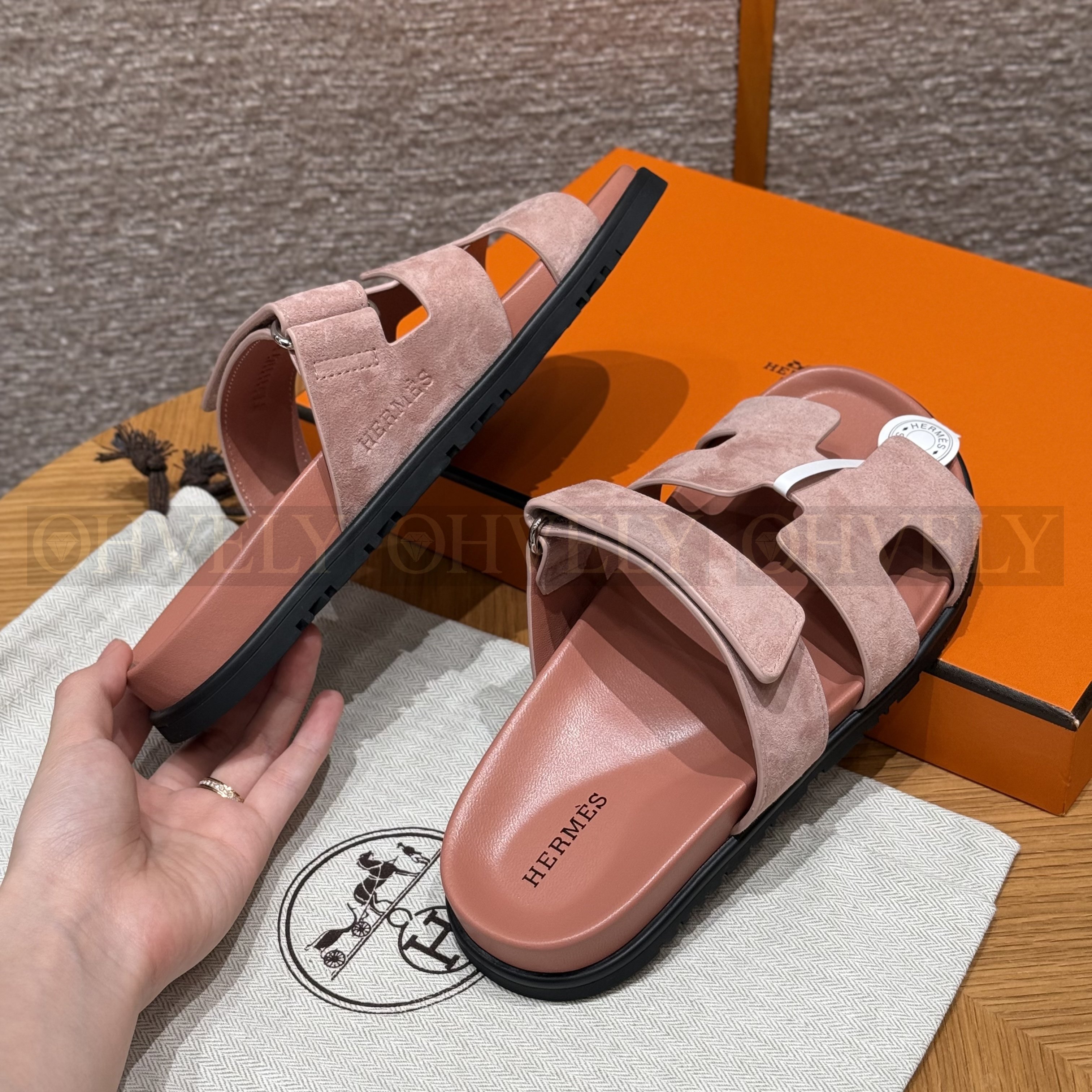 HERMÈS 에르메스 칩레 샌들 샤무아 카프스킨 & 블랙 로버 솔 (Nude pink) 상품 썸네일