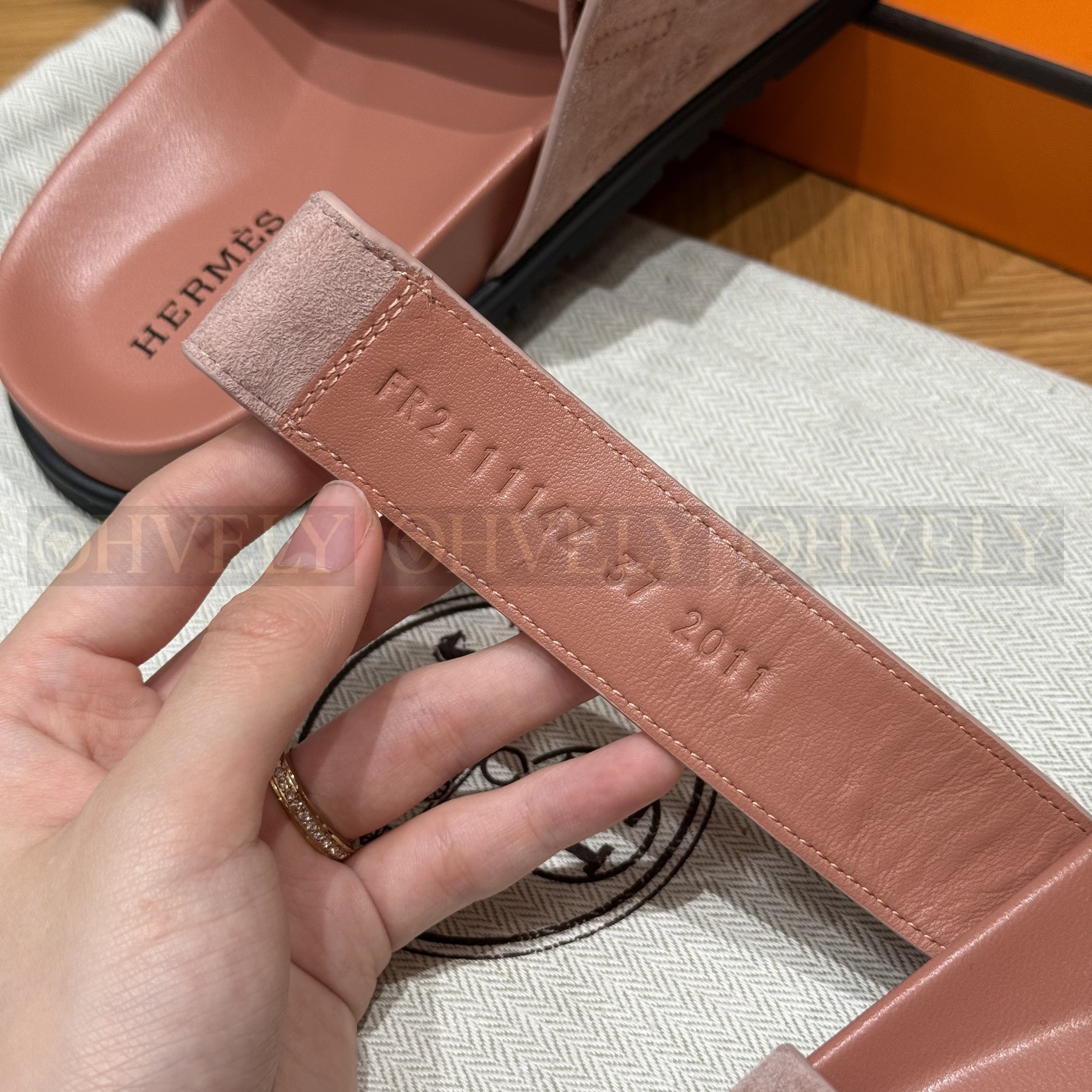 HERMÈS 에르메스 칩레 샌들 샤무아 카프스킨 & 블랙 로버 솔 (Nude pink) 상품 썸네일
