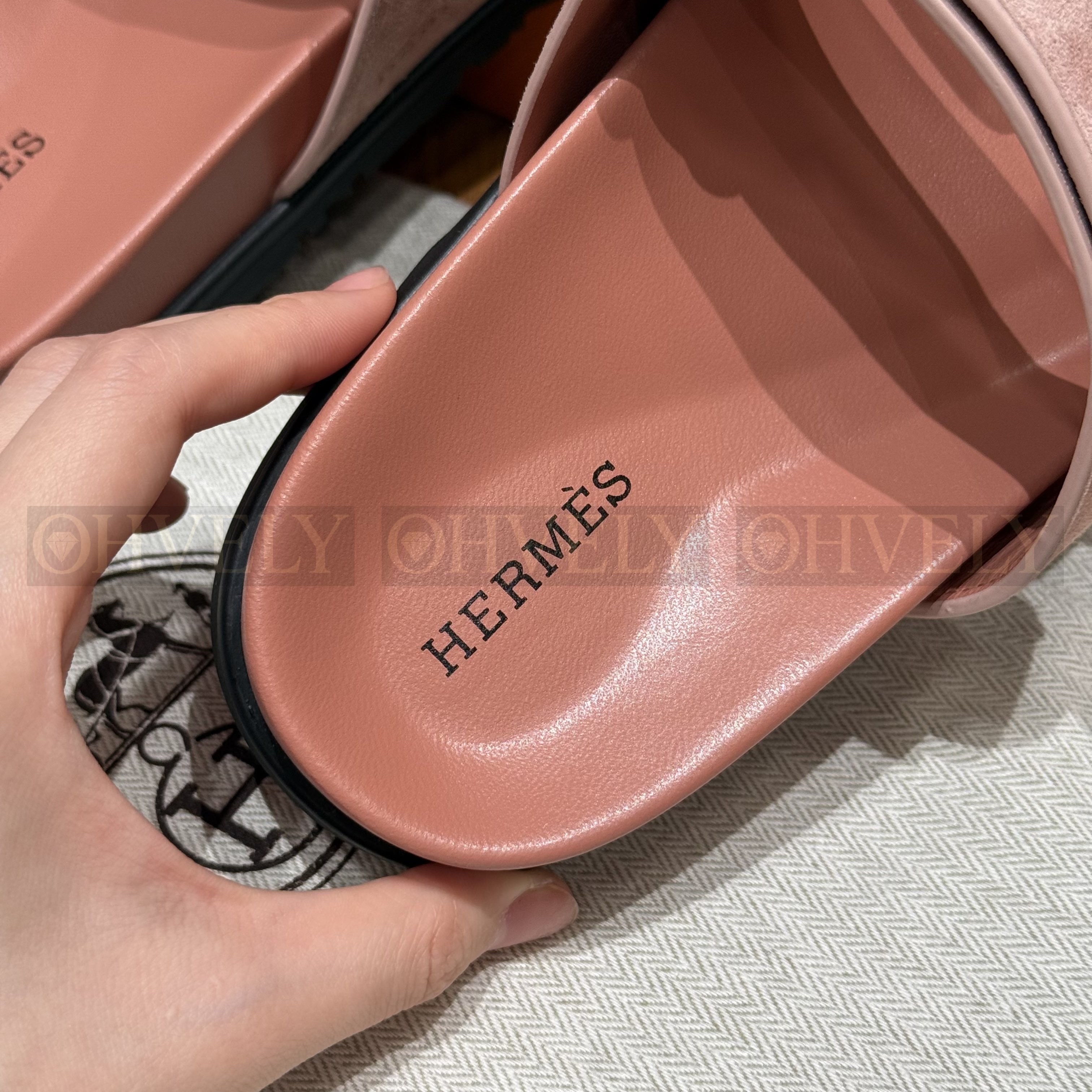 HERMÈS 에르메스 칩레 샌들 샤무아 카프스킨 & 블랙 로버 솔 (Nude pink) 상품 썸네일