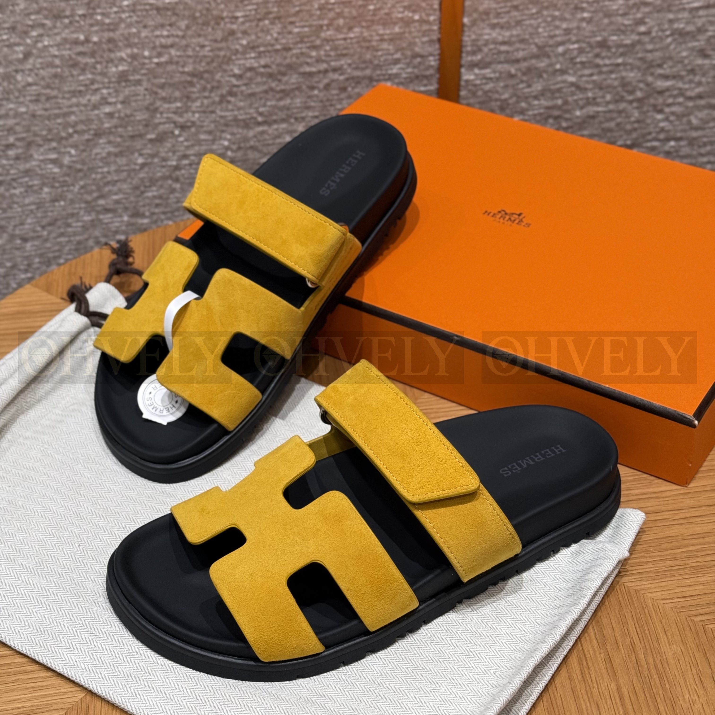 HERMÈS 에르메스 칩레 샌들 샤무아 카프스킨 & 블랙 로버 솔 (yellow) 상품 썸네일