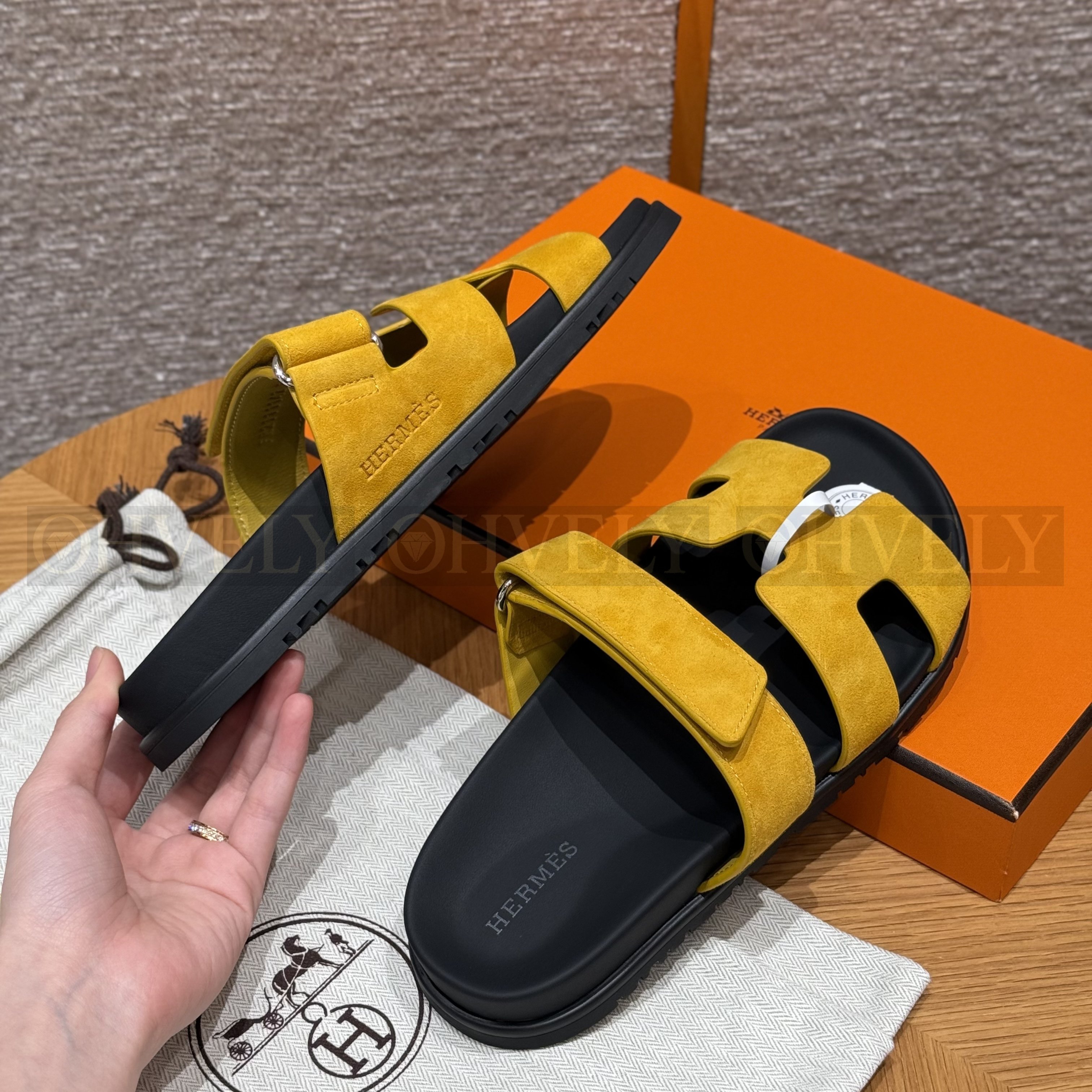 HERMÈS 에르메스 칩레 샌들 샤무아 카프스킨 & 블랙 로버 솔 (yellow) 상품 썸네일