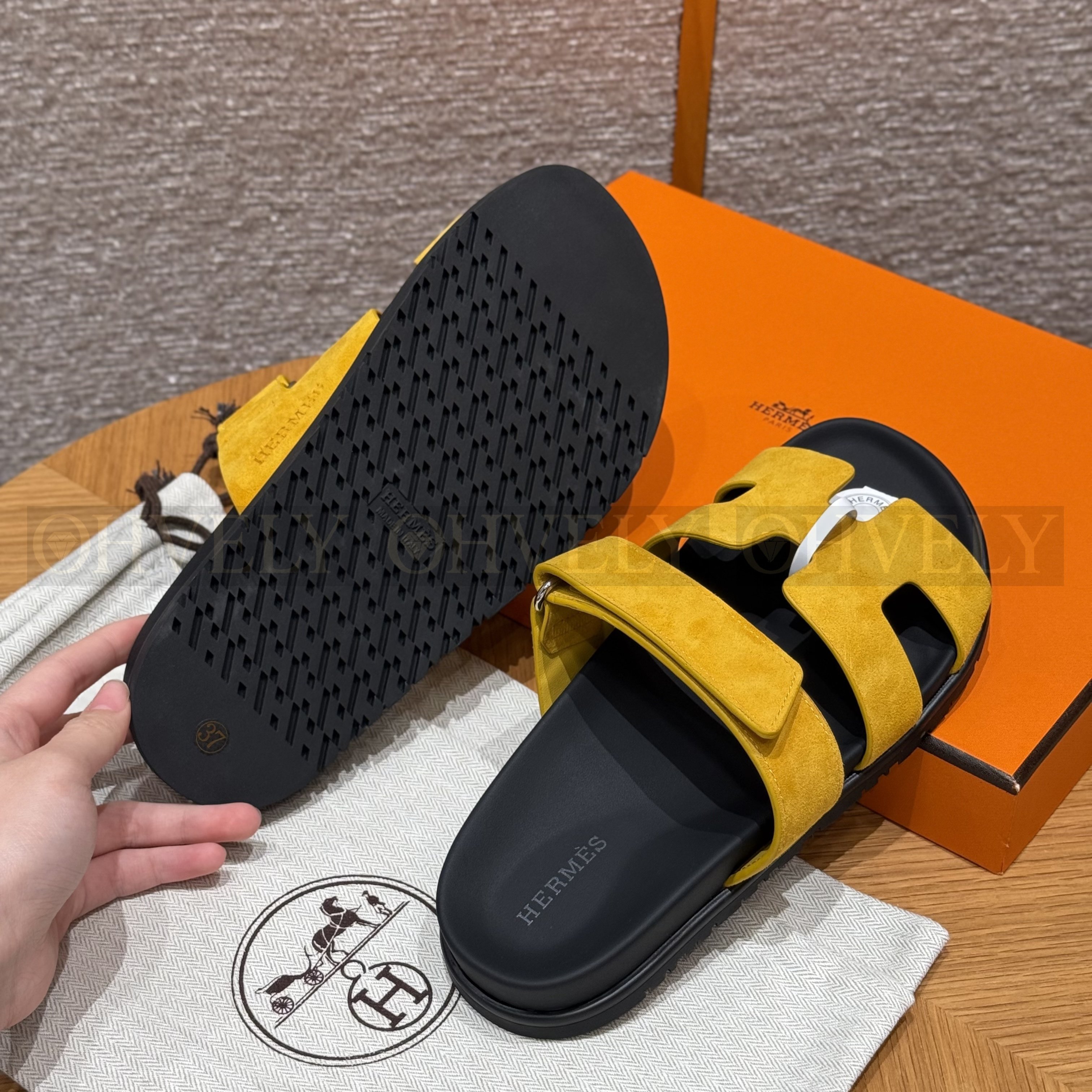 HERMÈS 에르메스 칩레 샌들 샤무아 카프스킨 & 블랙 로버 솔 (yellow) 상품 썸네일