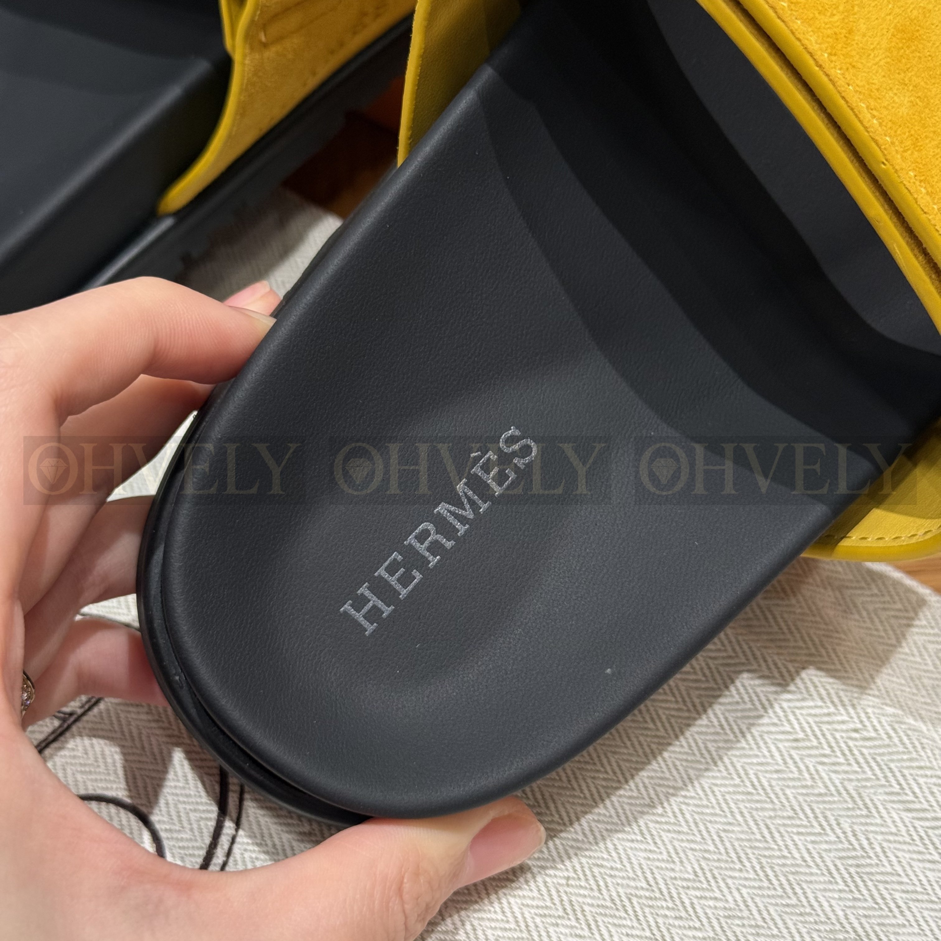 HERMÈS 에르메스 칩레 샌들 샤무아 카프스킨 & 블랙 로버 솔 (yellow) 상품 썸네일