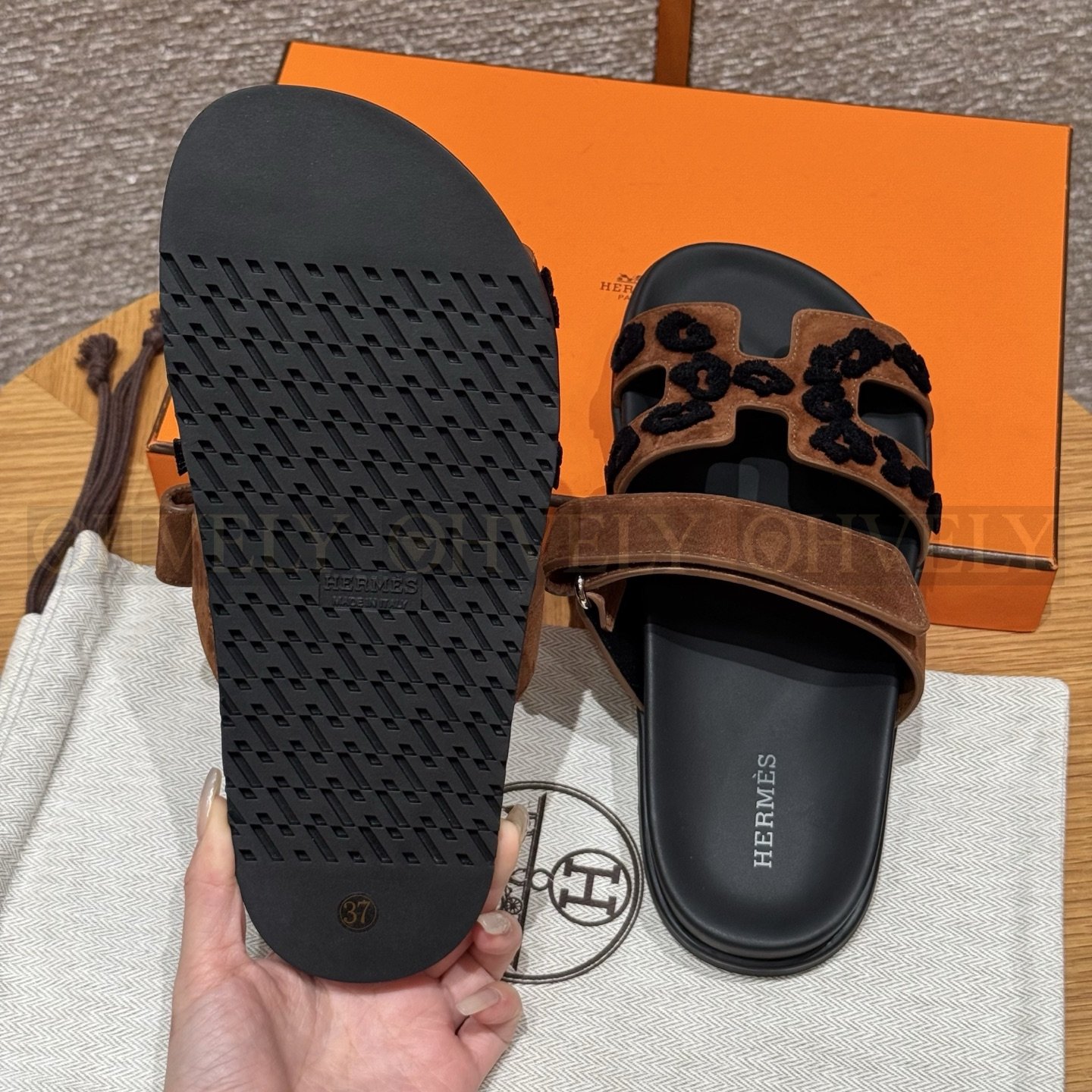 HERMÈS 에르메스 칩레 샌들 샤무아 카프스킨 & 블랙 로버 솔 (Brun Fume) 상품 썸네일