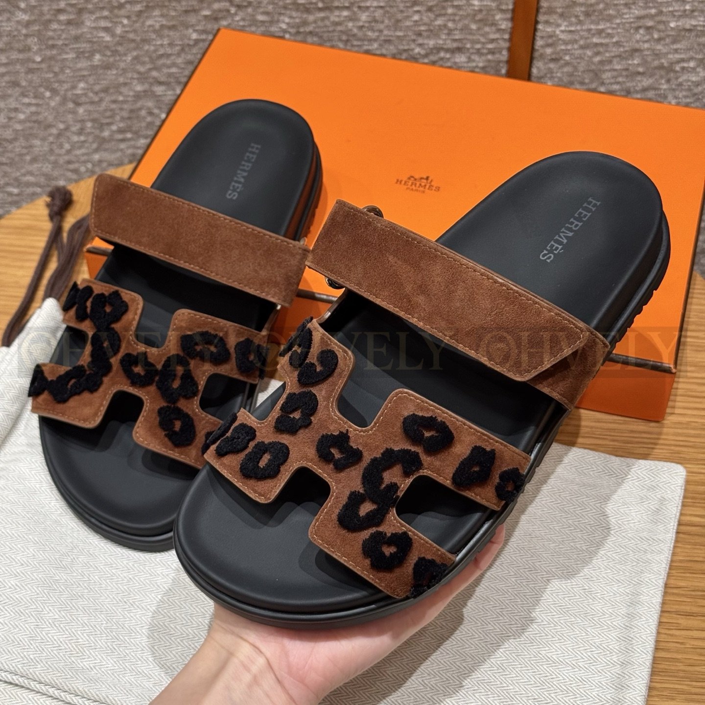 HERMÈS 에르메스 칩레 샌들 샤무아 카프스킨 & 블랙 로버 솔 (Brun Fume) 상품 썸네일
