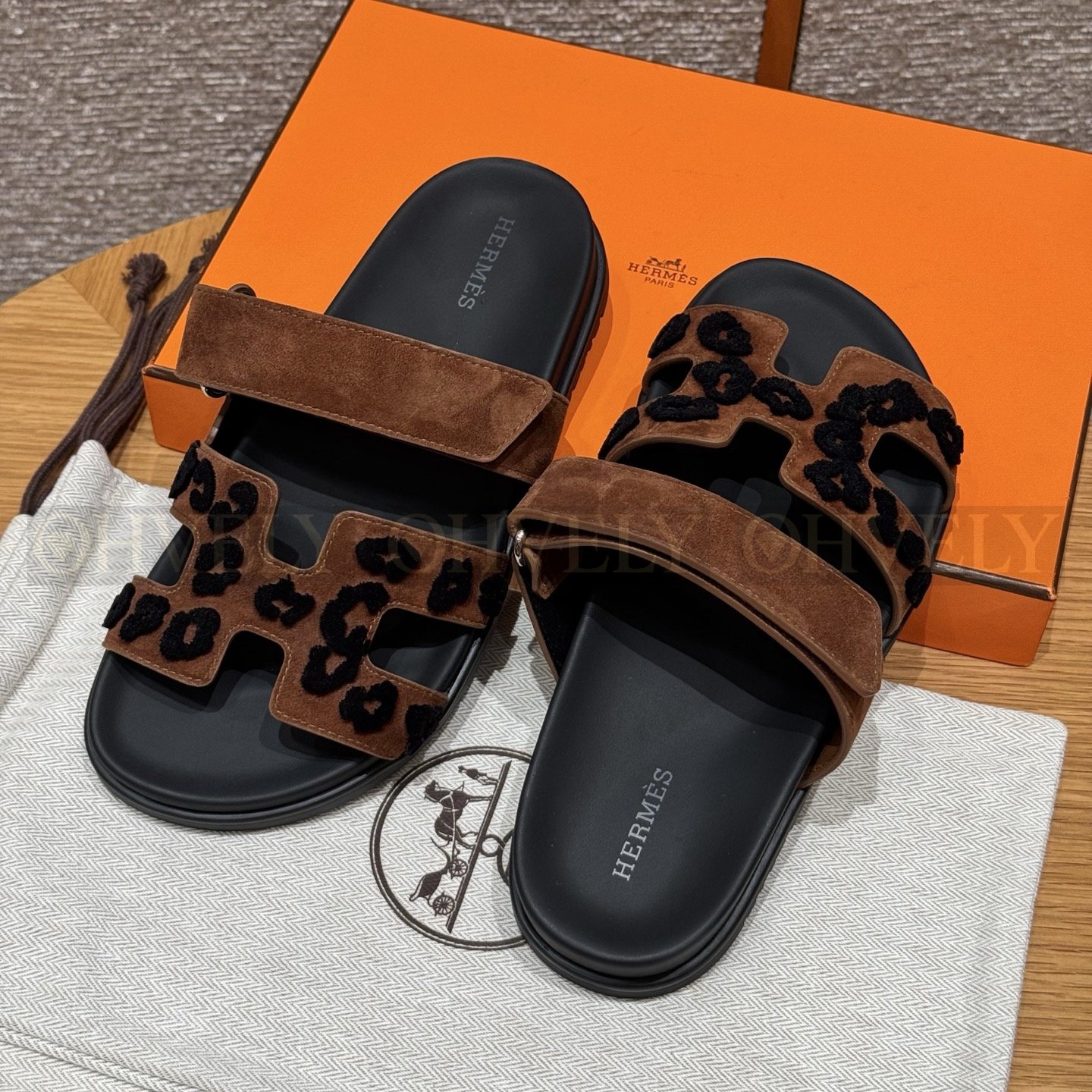 HERMÈS 에르메스 칩레 샌들 샤무아 카프스킨 & 블랙 로버 솔 (Brun Fume) 상품 썸네일
