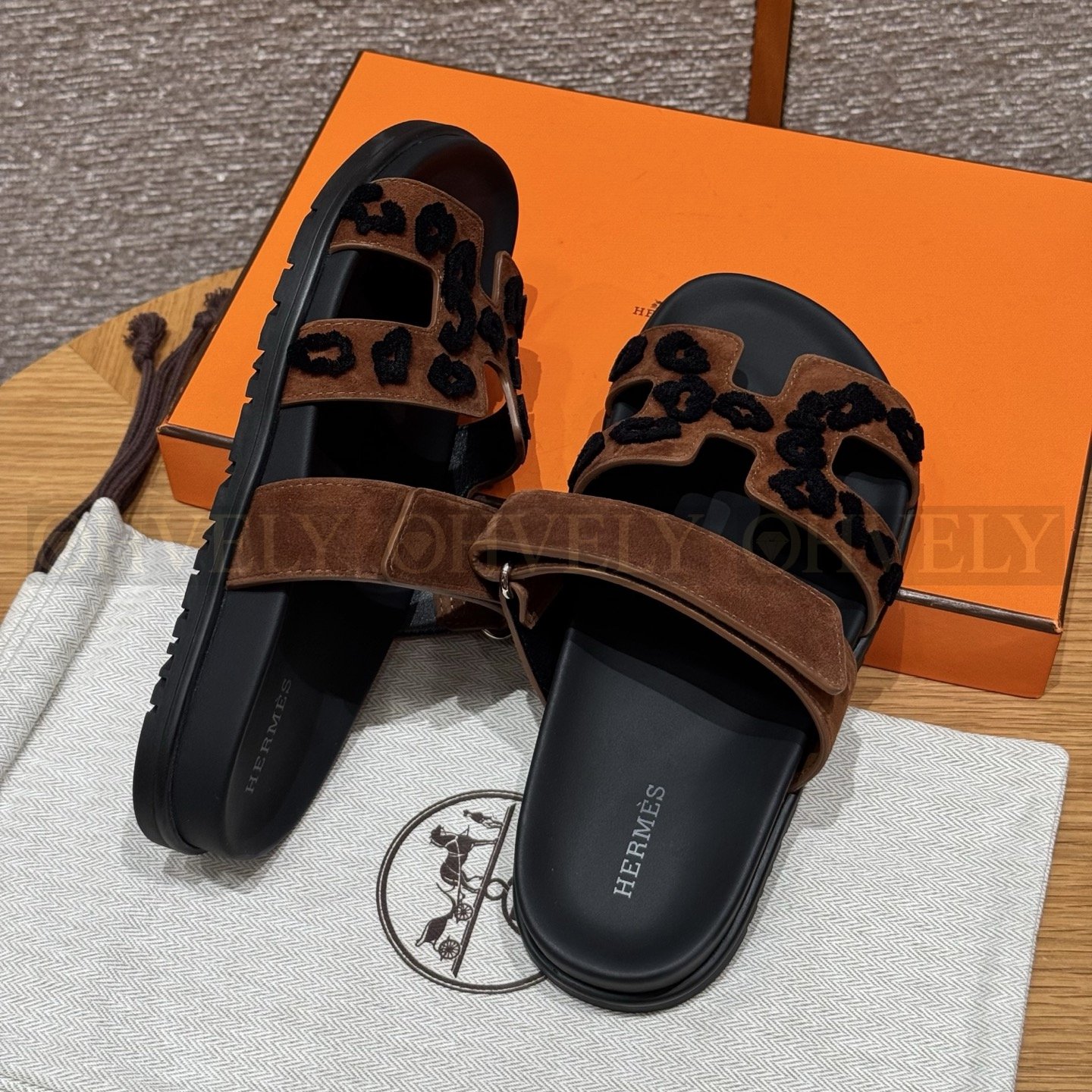 HERMÈS 에르메스 칩레 샌들 샤무아 카프스킨 & 블랙 로버 솔 (Brun Fume) 상품 썸네일
