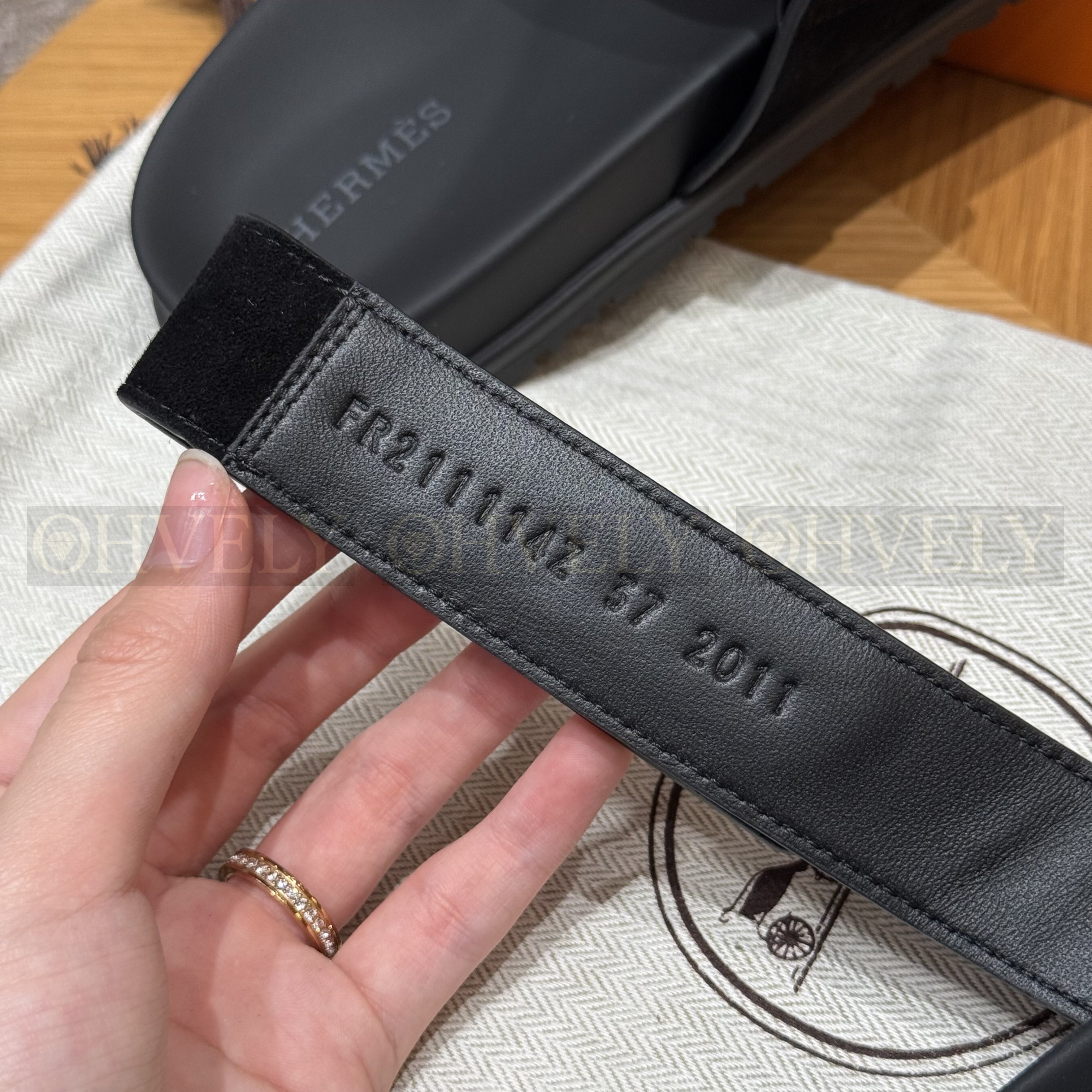 HERMÈS 에르메스 칩레 샌들 샤무아 카프스킨 & 블랙 로버 솔 (noir) 상품 썸네일