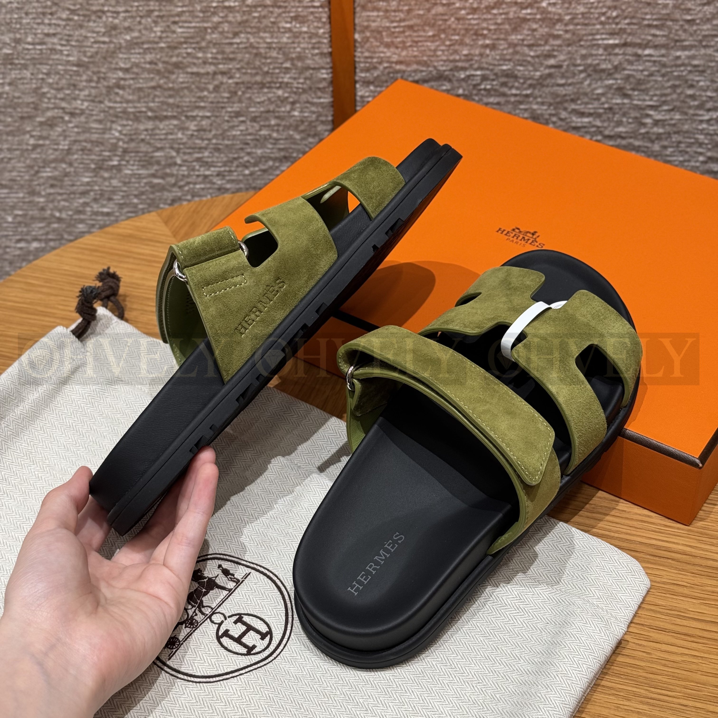 HERMÈS 에르메스 칩레 샌들 샤무아 카프스킨 & 블랙 로버 솔 (olive green) 상품 썸네일