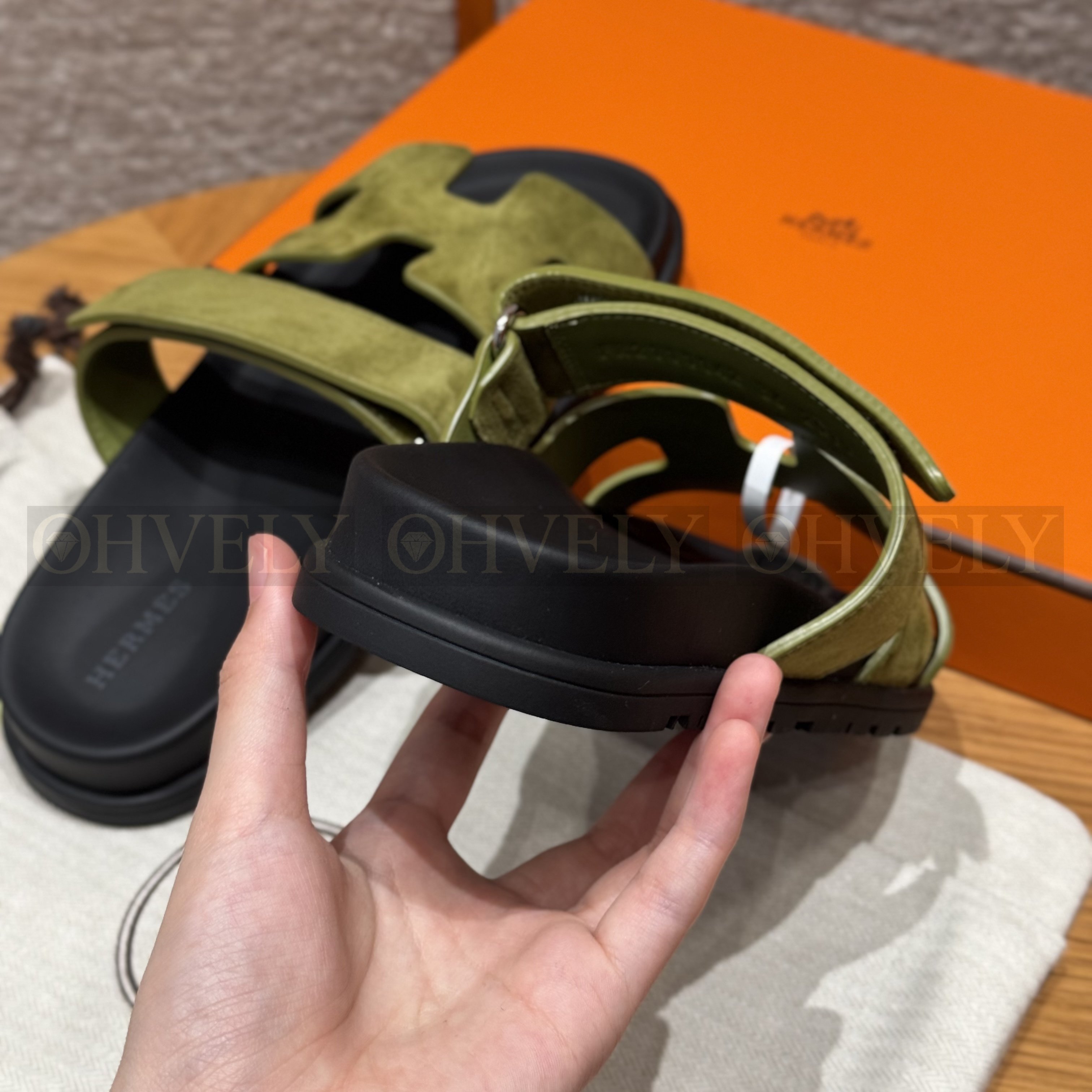 HERMÈS 에르메스 칩레 샌들 샤무아 카프스킨 & 블랙 로버 솔 (olive green) 상품 썸네일