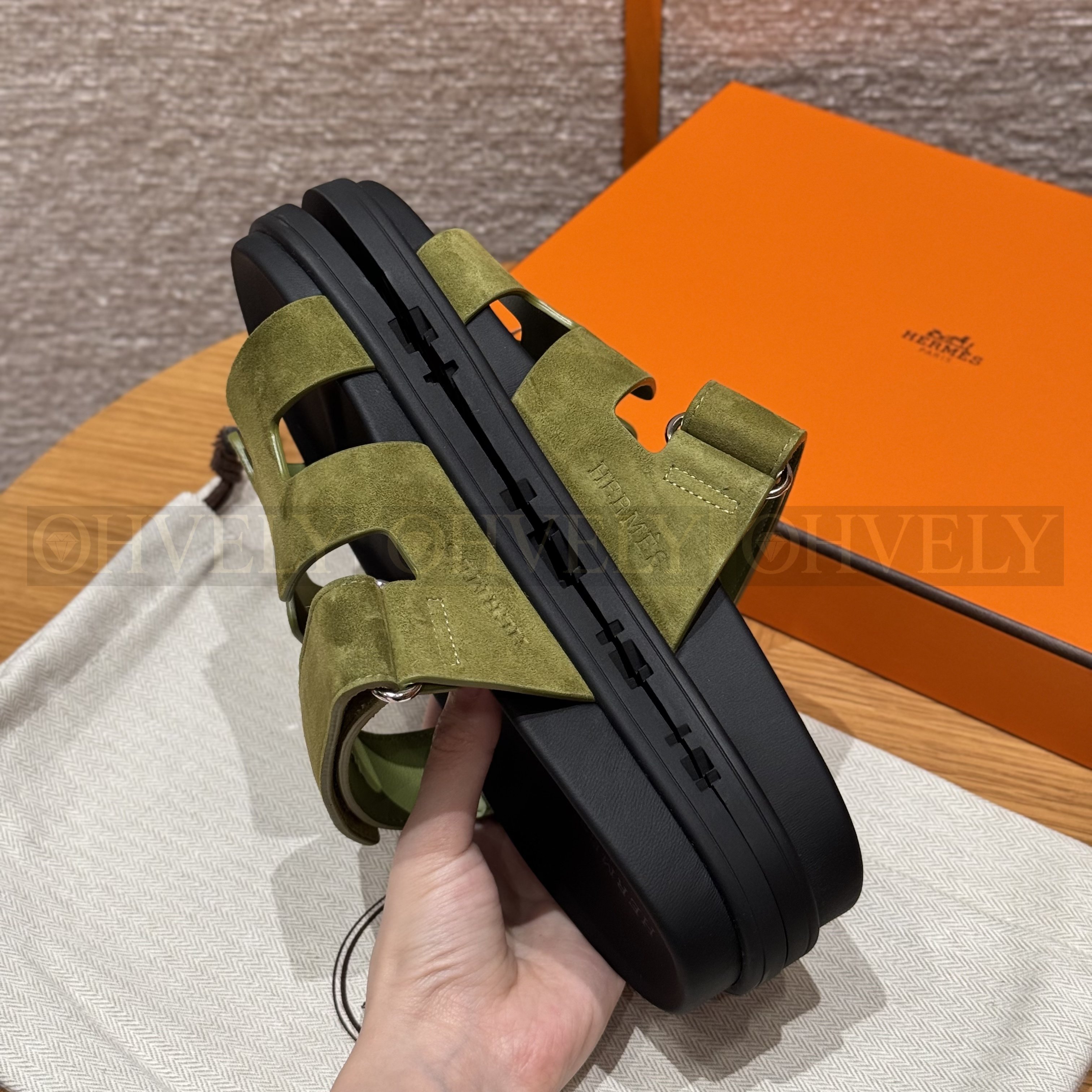 HERMÈS 에르메스 칩레 샌들 샤무아 카프스킨 & 블랙 로버 솔 (olive green) 상품 썸네일