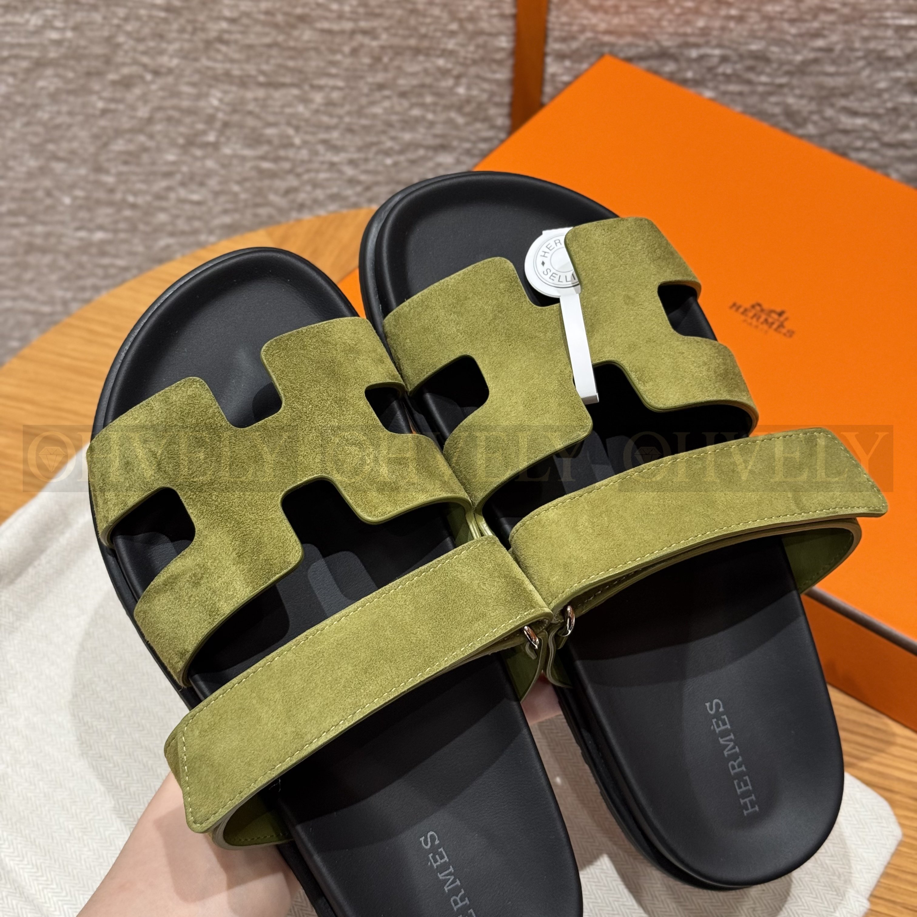 HERMÈS 에르메스 칩레 샌들 샤무아 카프스킨 & 블랙 로버 솔 (olive green) 상품 썸네일