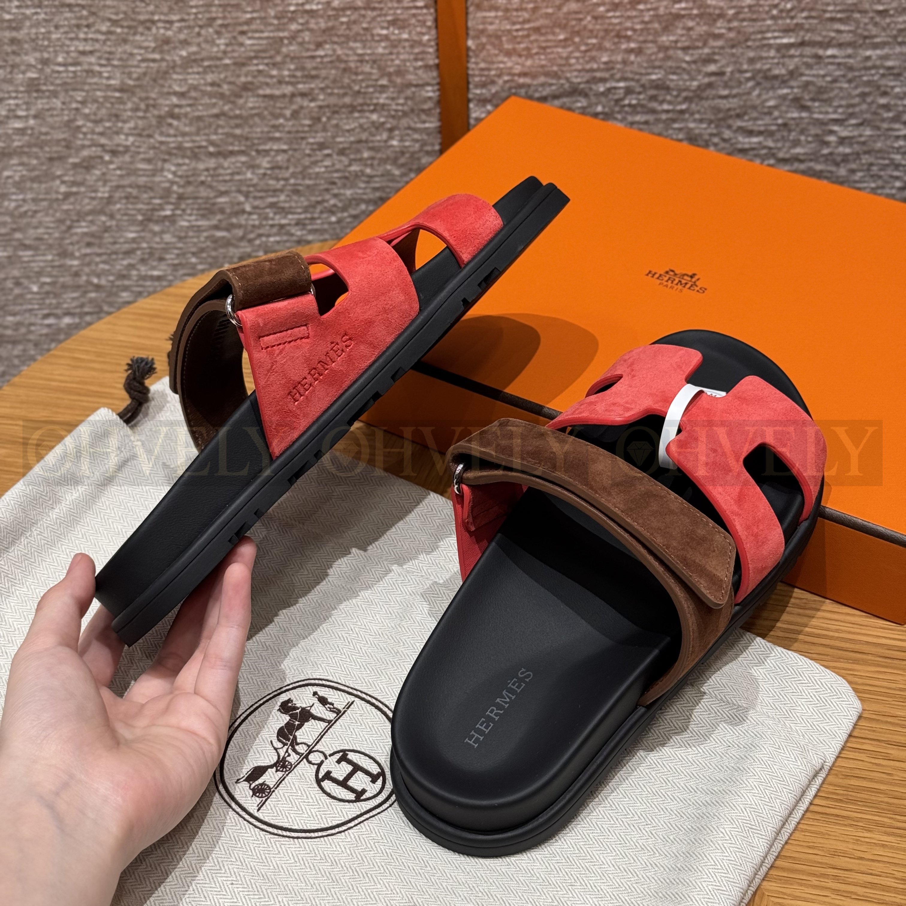 HERMÈS 에르메스 칩레 샌들 샤무아 카프스킨 & 블랙 로버 솔 (Brownish red / amber earthy yellow) 상품 썸네일