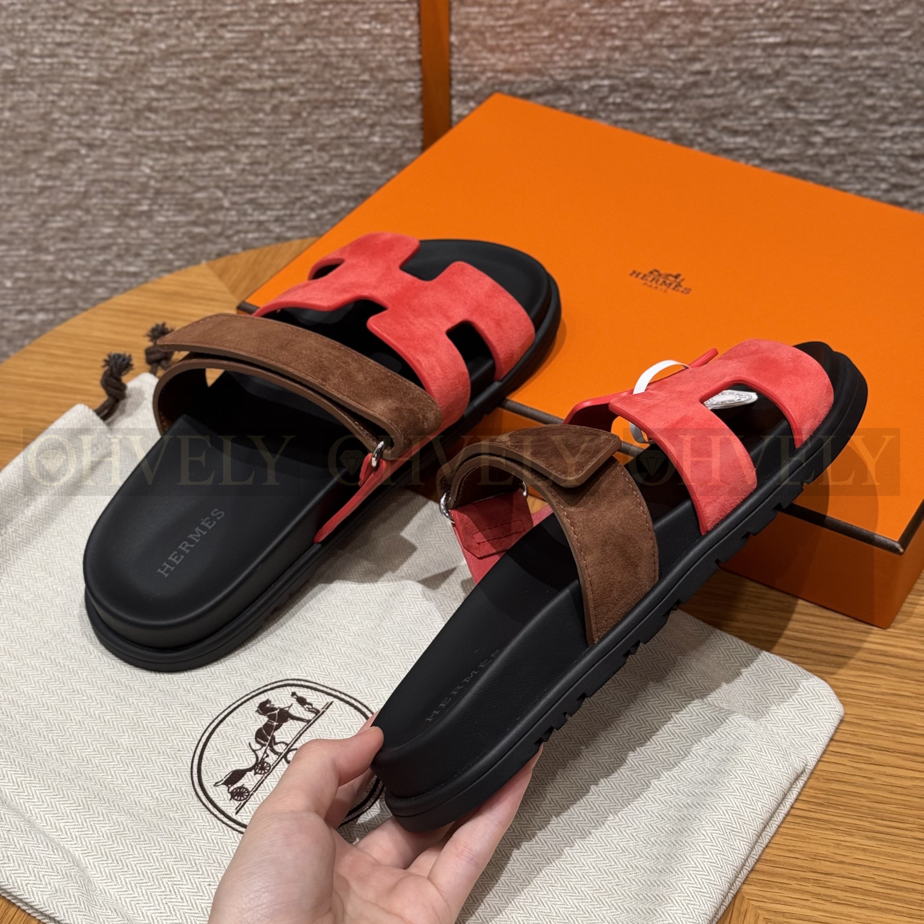 HERMÈS 에르메스 칩레 샌들 샤무아 카프스킨 & 블랙 로버 솔 (Brownish red / amber earthy yellow) 상품 썸네일