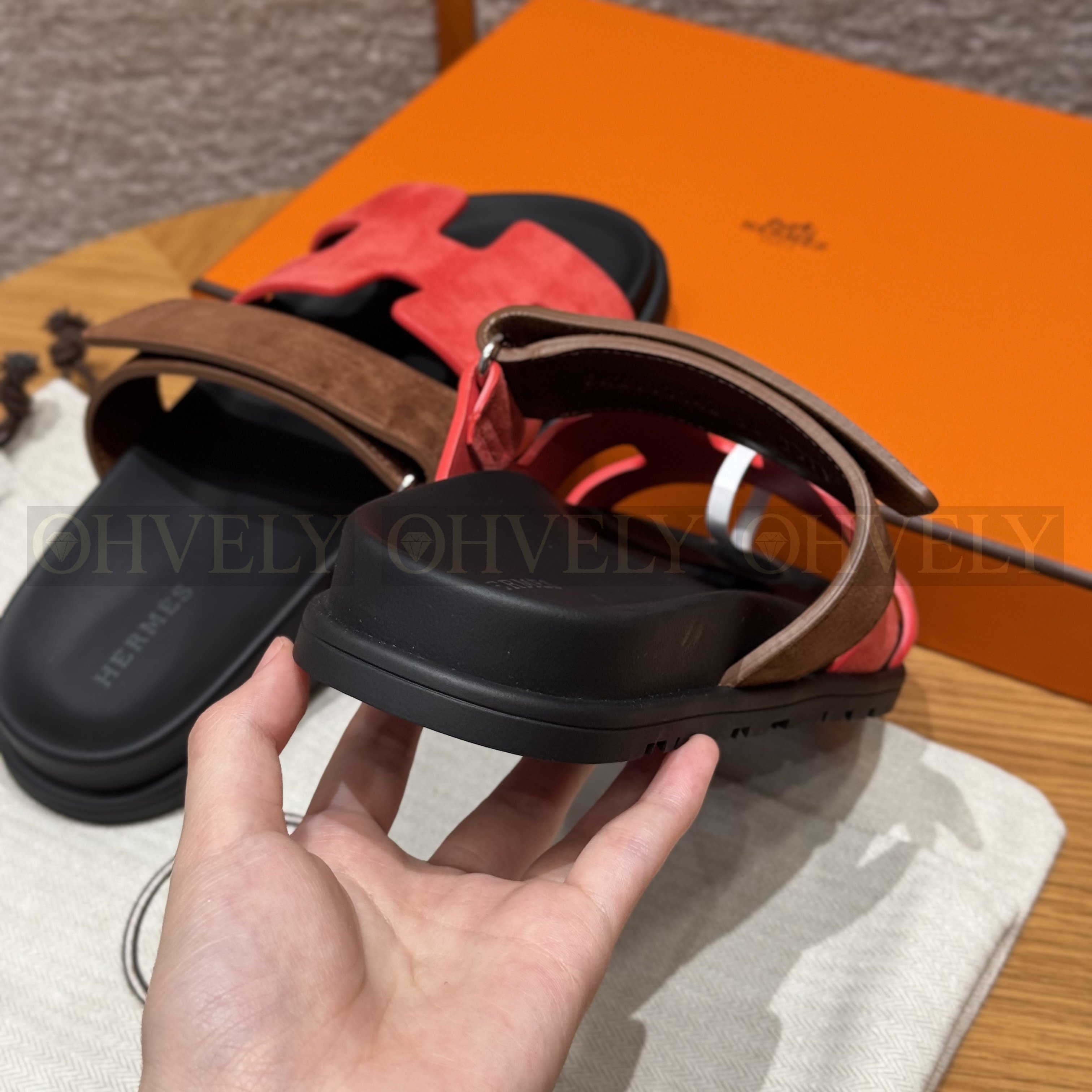 HERMÈS 에르메스 칩레 샌들 샤무아 카프스킨 & 블랙 로버 솔 (Brownish red / amber earthy yellow) 상품 썸네일