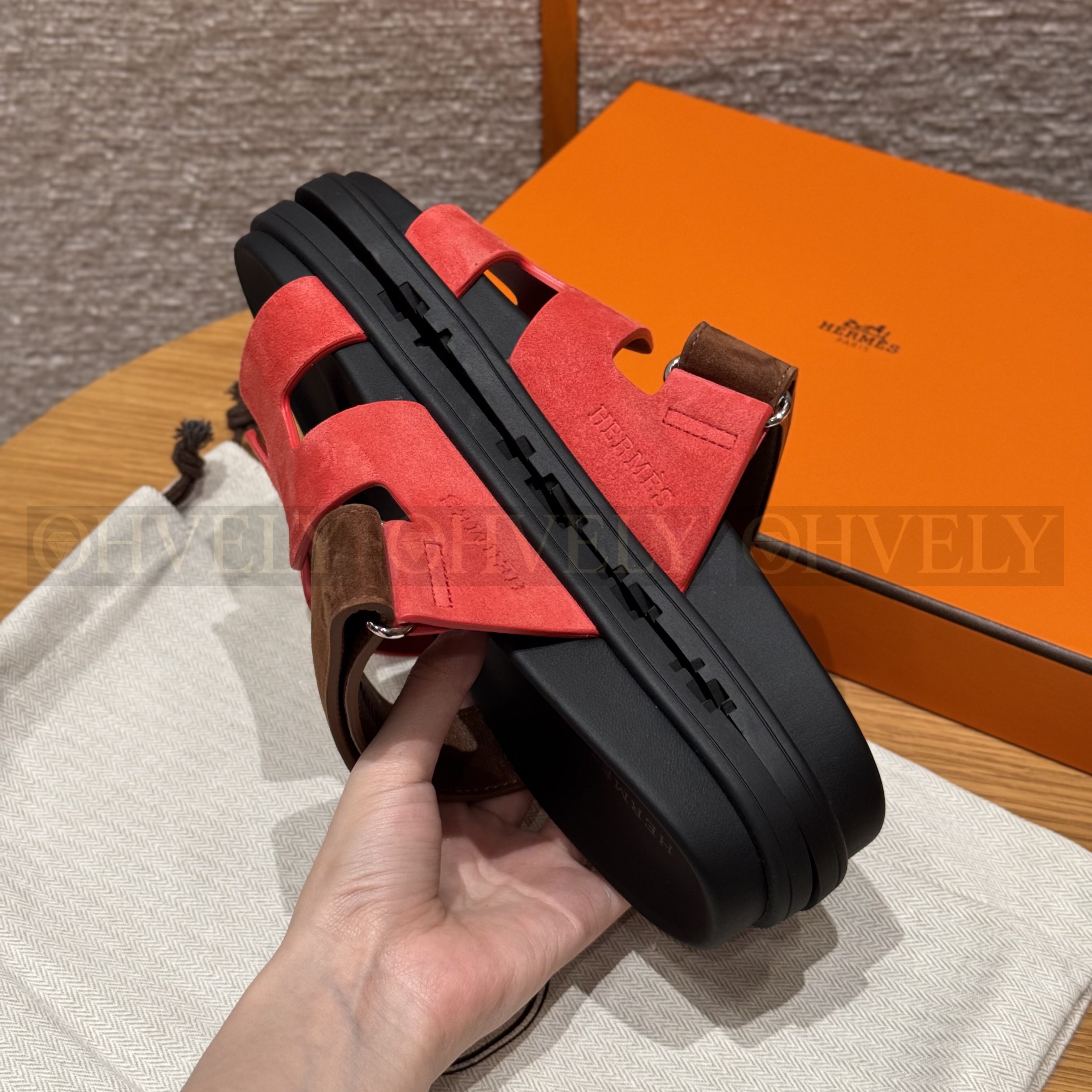 HERMÈS 에르메스 칩레 샌들 샤무아 카프스킨 & 블랙 로버 솔 (Brownish red / amber earthy yellow) 상품 썸네일
