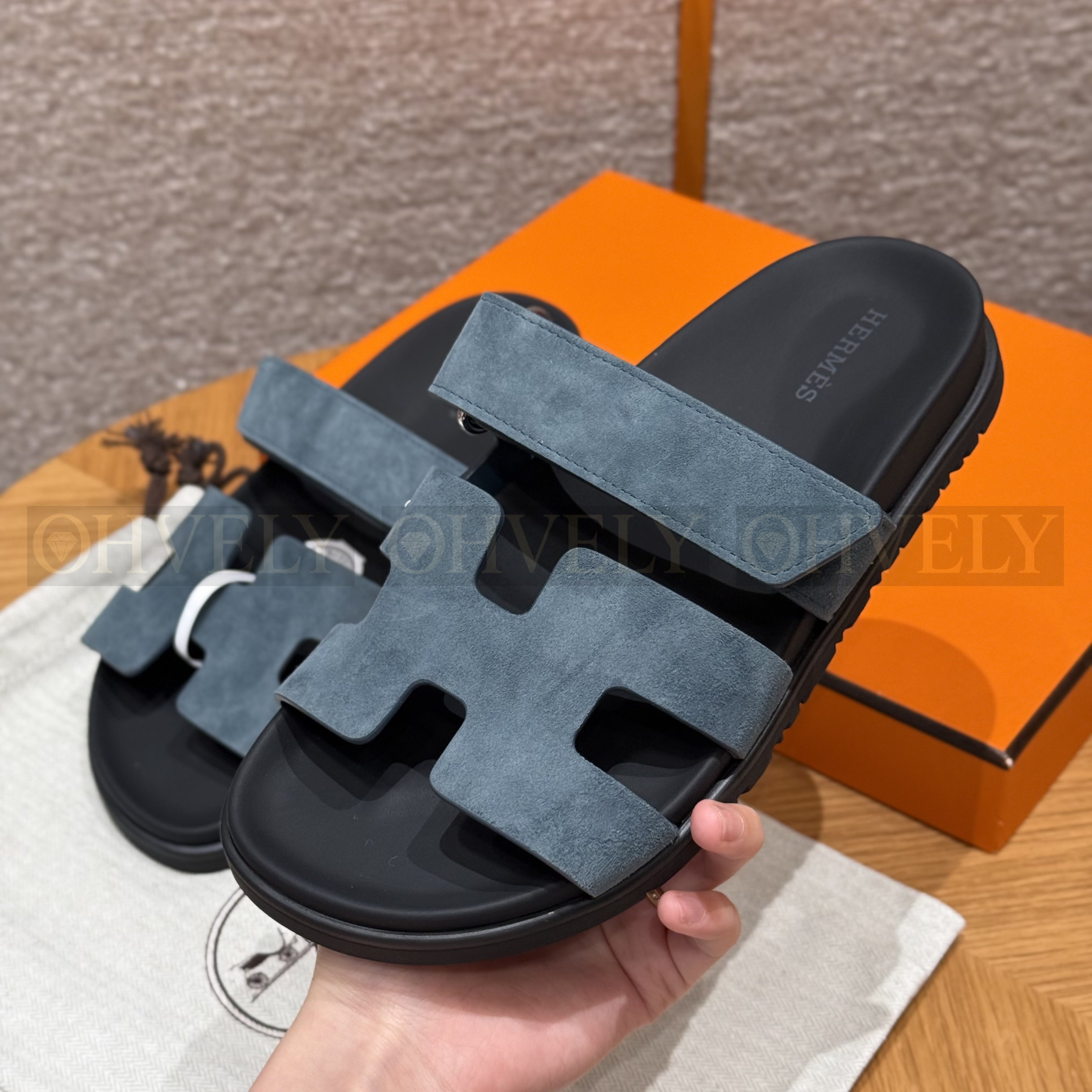 HERMÈS 에르메스 칩레 샌들 샤무아 카프스킨 & 블랙 로버 솔 (Bleu celeste) 상품 썸네일