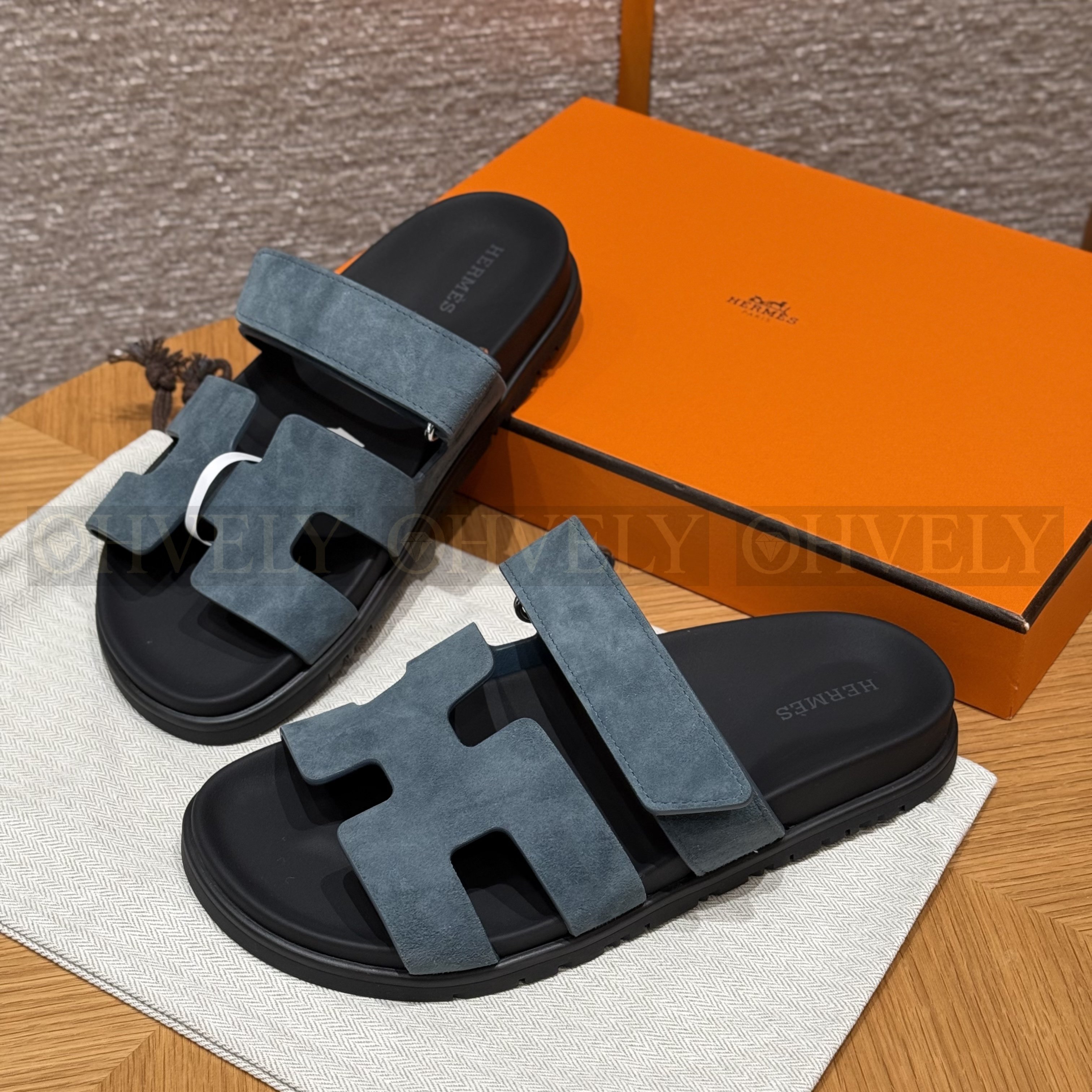 HERMÈS 에르메스 칩레 샌들 샤무아 카프스킨 & 블랙 로버 솔 (Bleu celeste) 상품 썸네일
