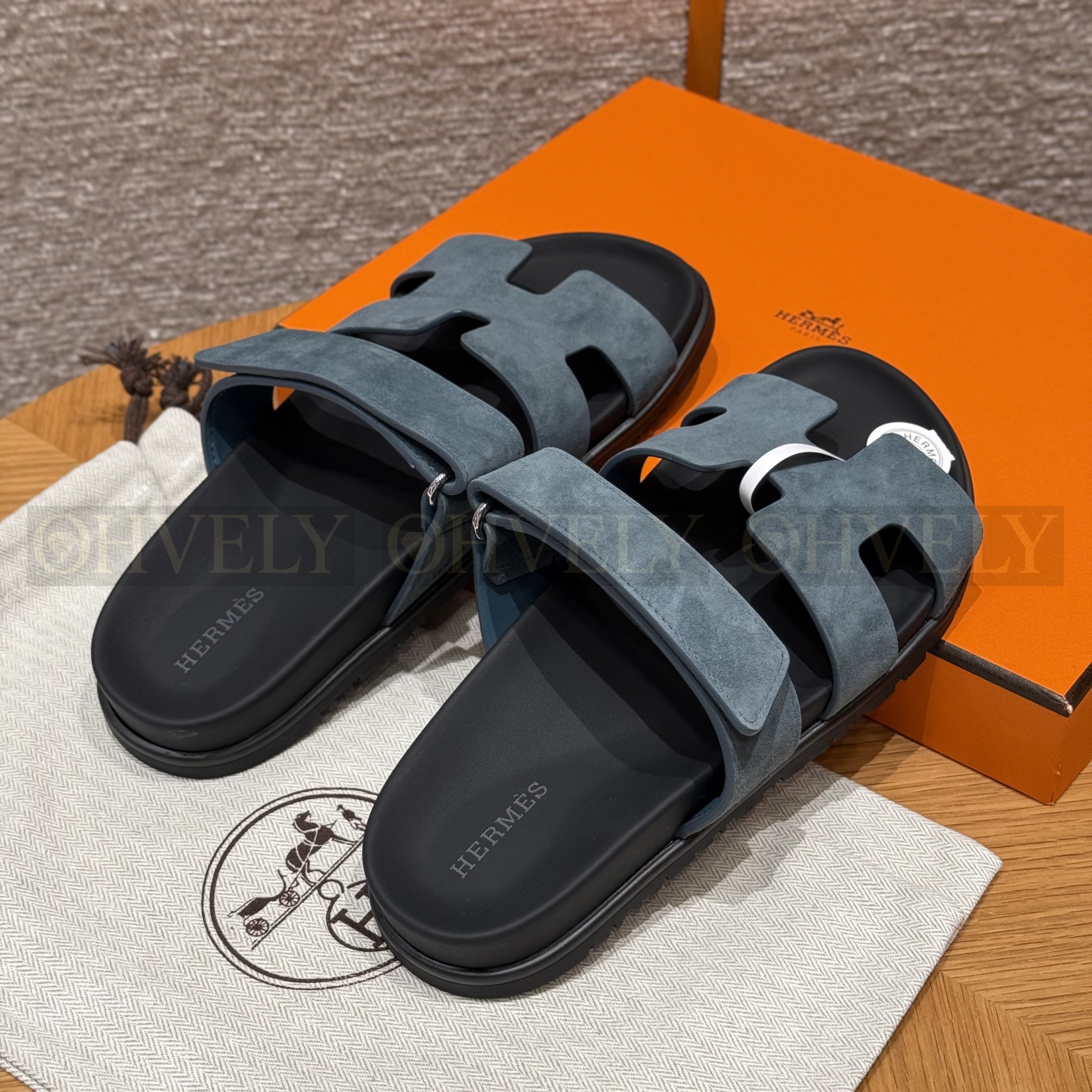 HERMÈS 에르메스 칩레 샌들 샤무아 카프스킨 & 블랙 로버 솔 (Bleu celeste) 상품 썸네일