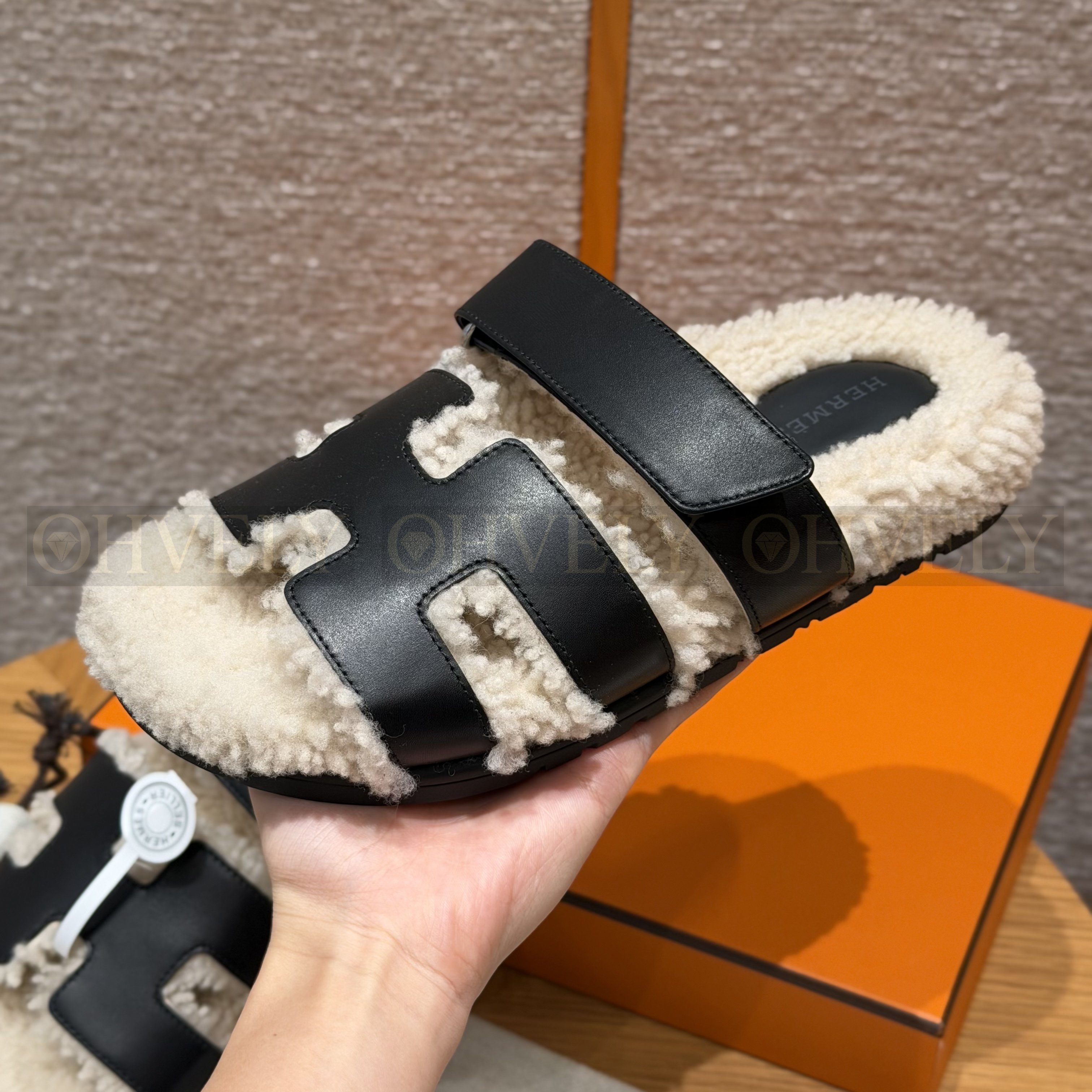 HERMÈS 에르메스 치프레 샌들 카프스킨 & 시어링 (black) 상품 썸네일