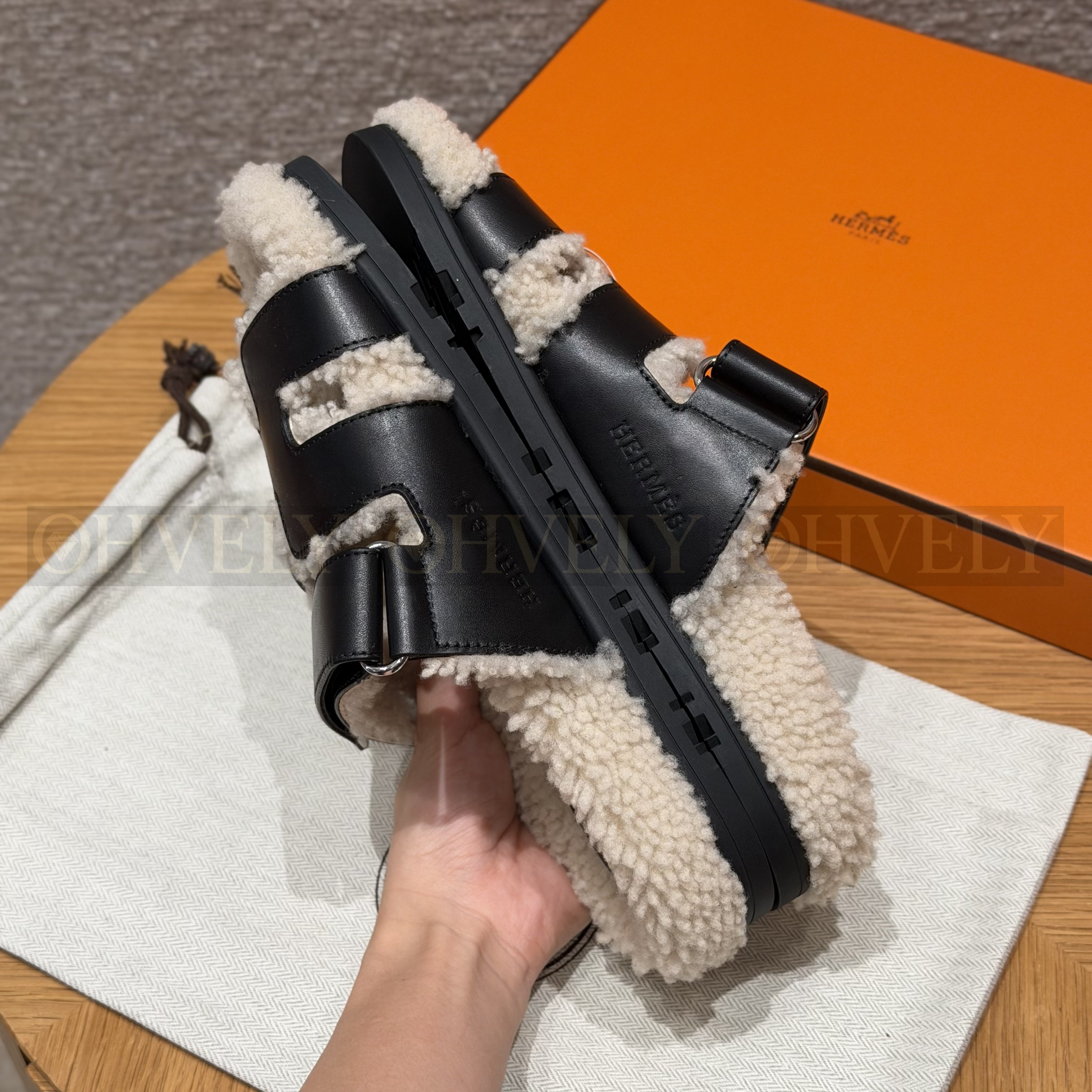 HERMÈS 에르메스 치프레 샌들 카프스킨 & 시어링 (black) 상품 썸네일