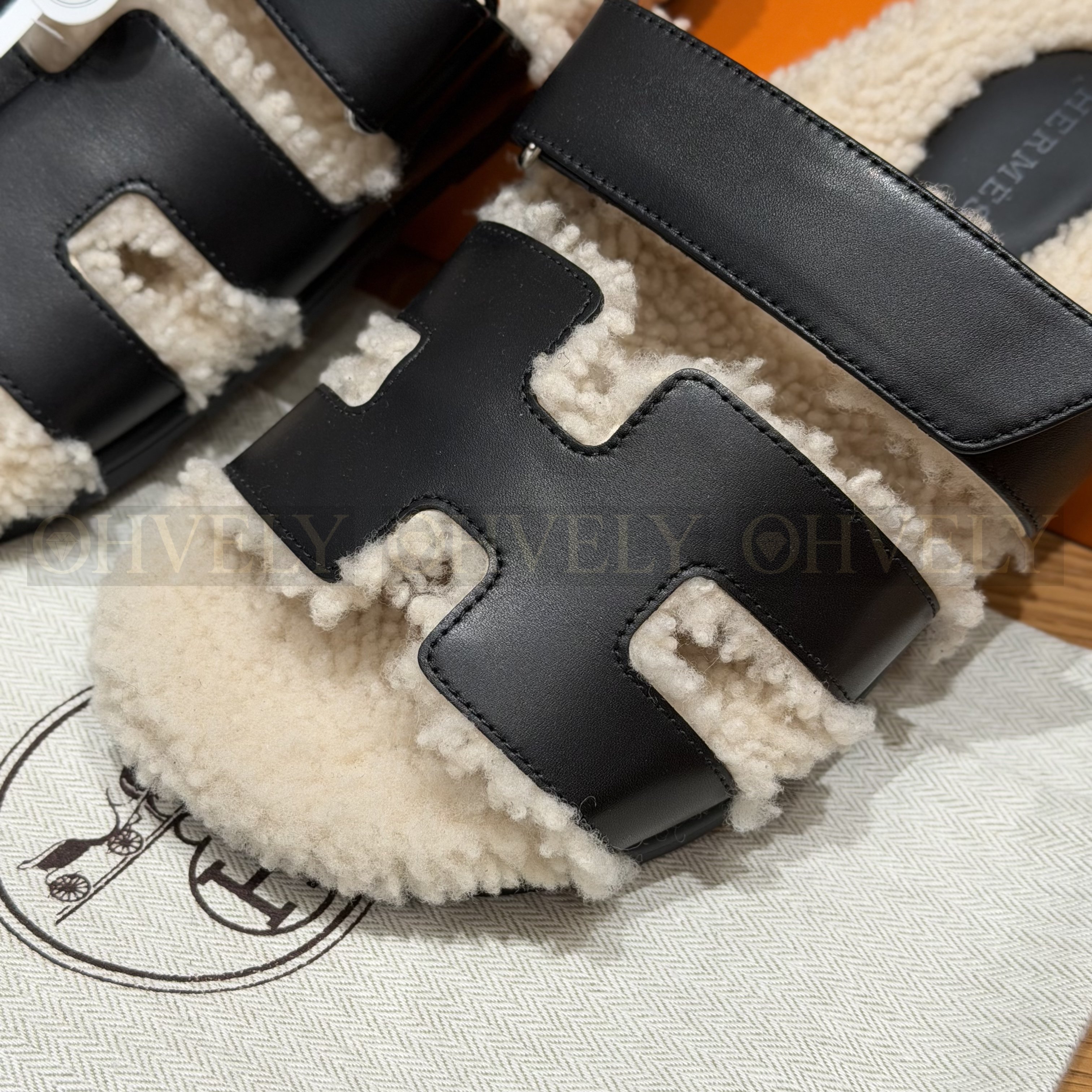 HERMÈS 에르메스 치프레 샌들 카프스킨 & 시어링 (black) 상품 썸네일