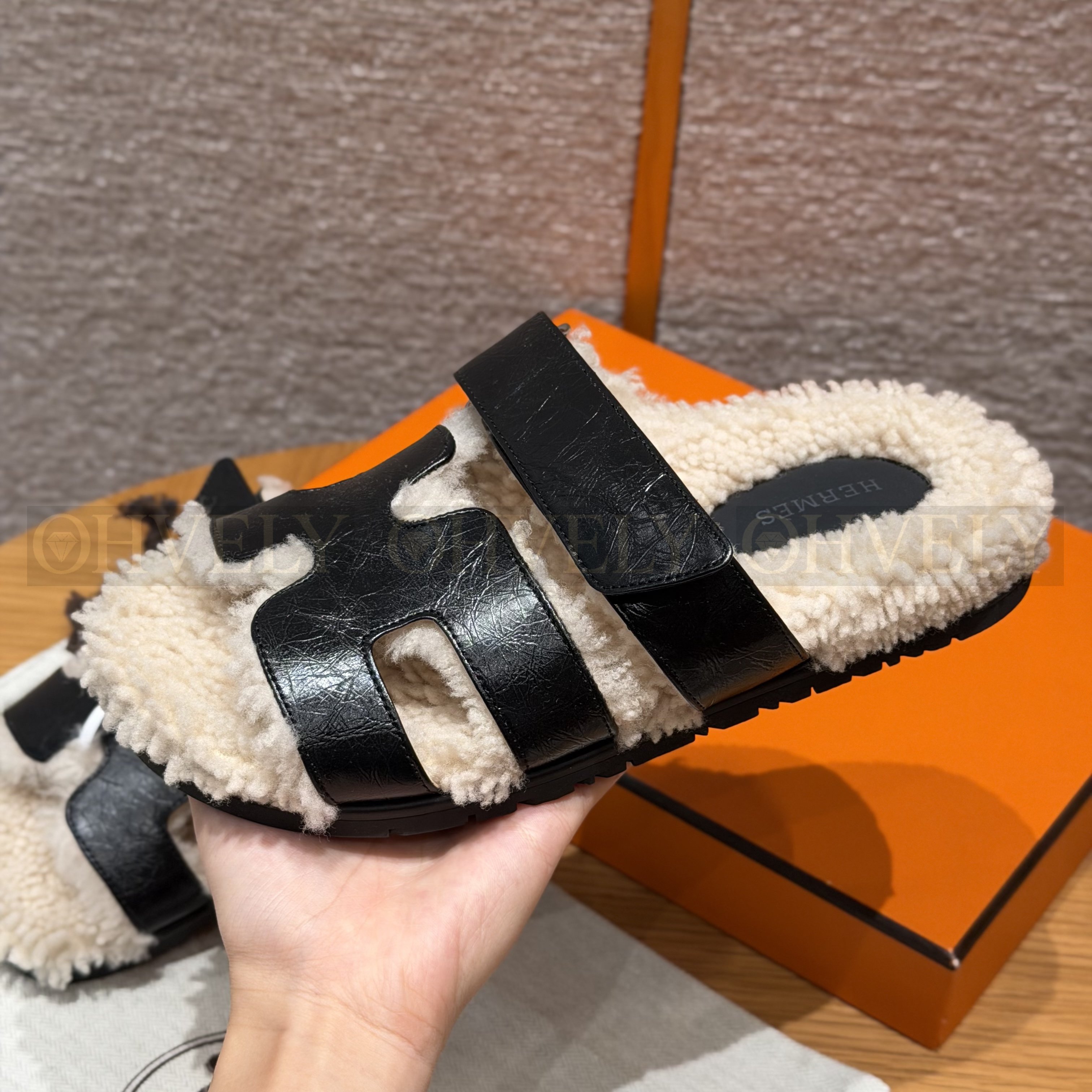 HERMÈS 에르메스 치프레 샌들 카프스킨 & 시어링 (black) 상품 썸네일