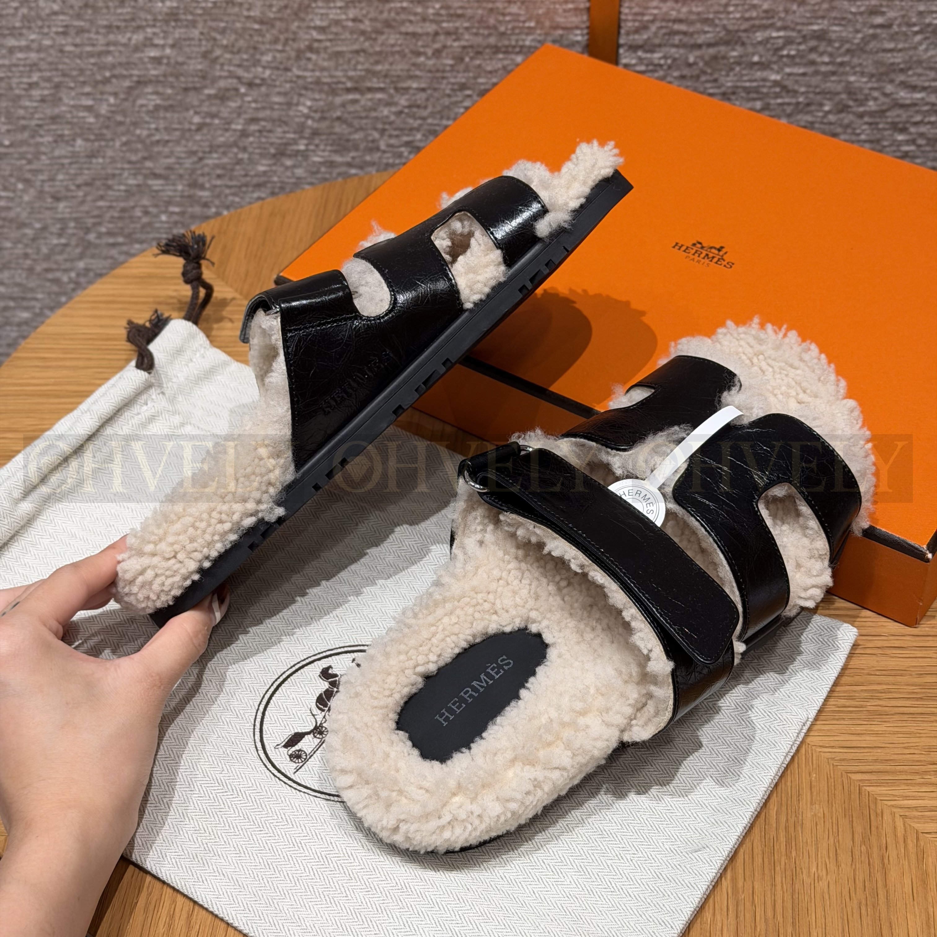 HERMÈS 에르메스 치프레 샌들 카프스킨 & 시어링 (black) 상품 썸네일