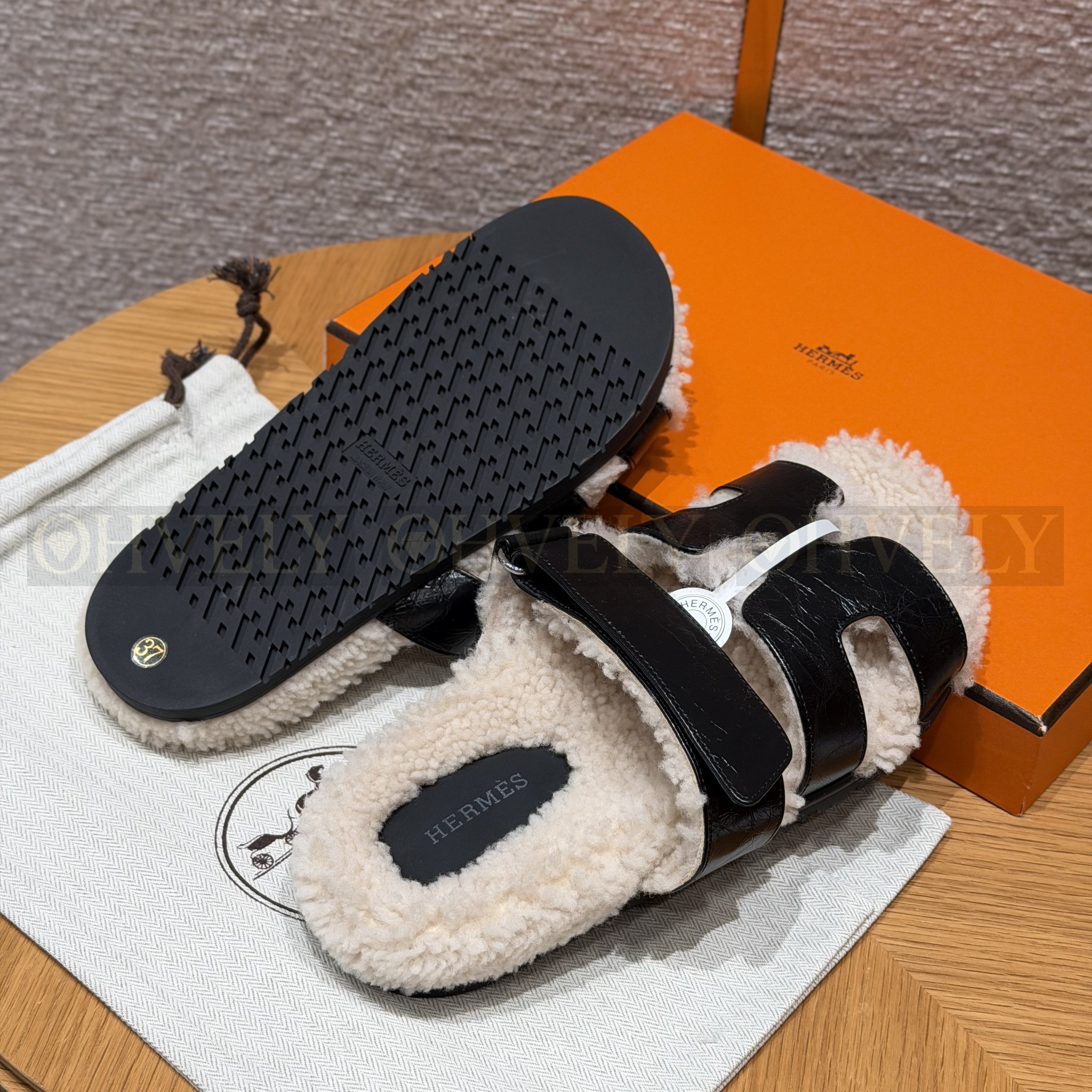 HERMÈS 에르메스 치프레 샌들 카프스킨 & 시어링 (black) 상품 썸네일