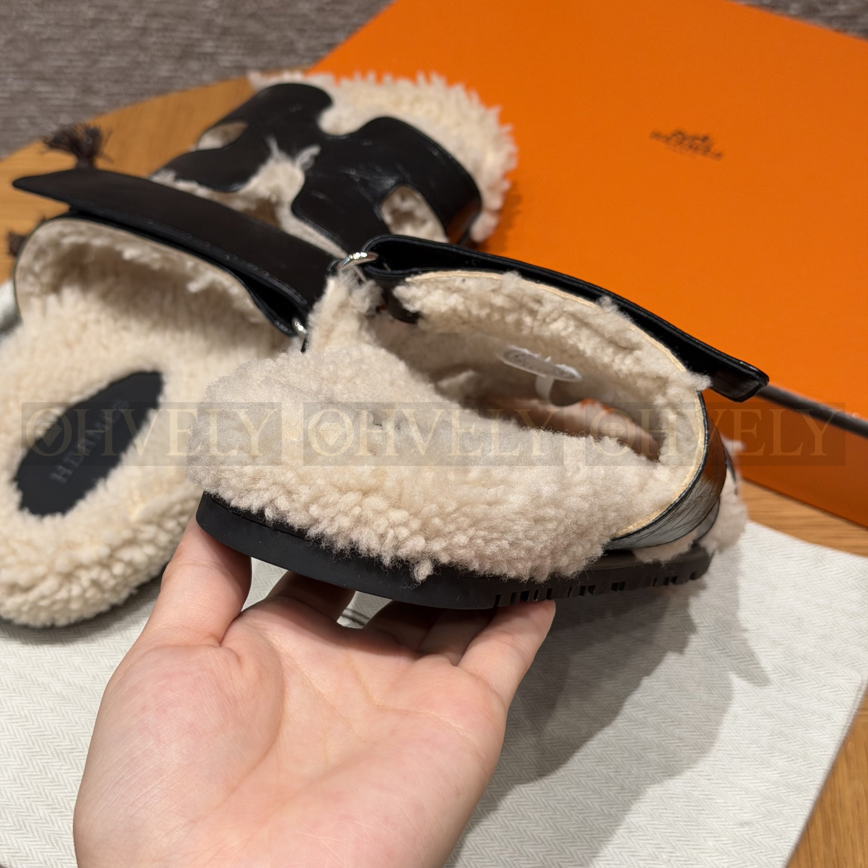 HERMÈS 에르메스 치프레 샌들 카프스킨 & 시어링 (black) 상품 썸네일