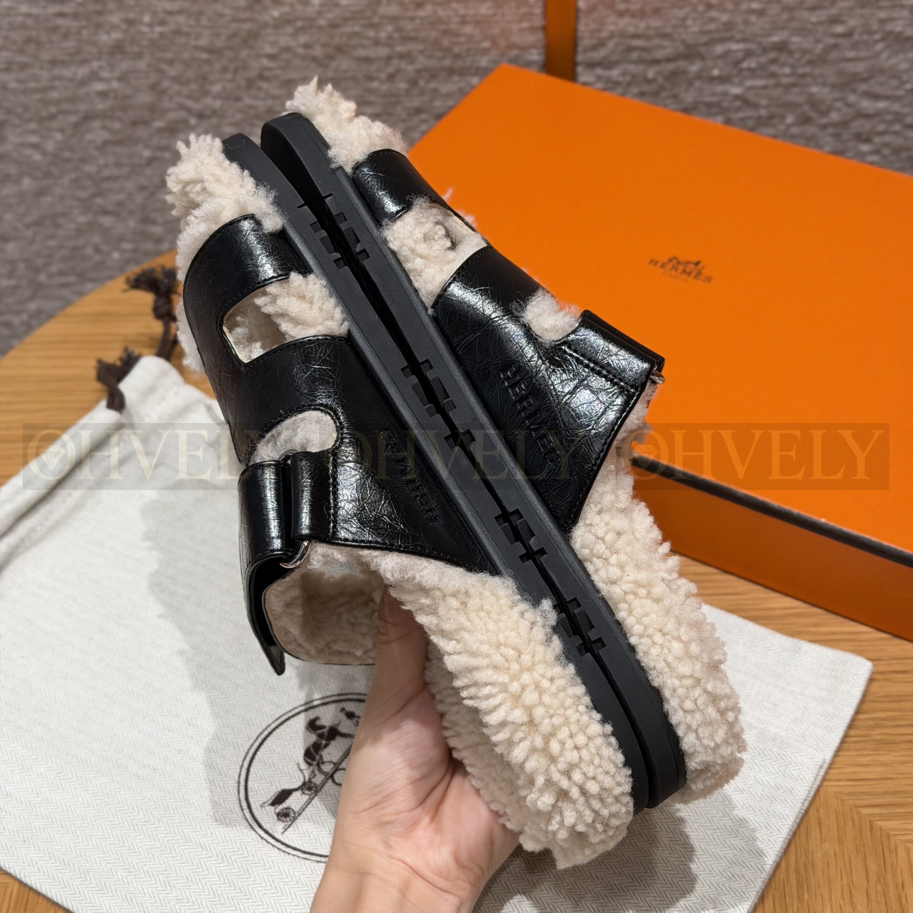HERMÈS 에르메스 치프레 샌들 카프스킨 & 시어링 (black) 상품 썸네일