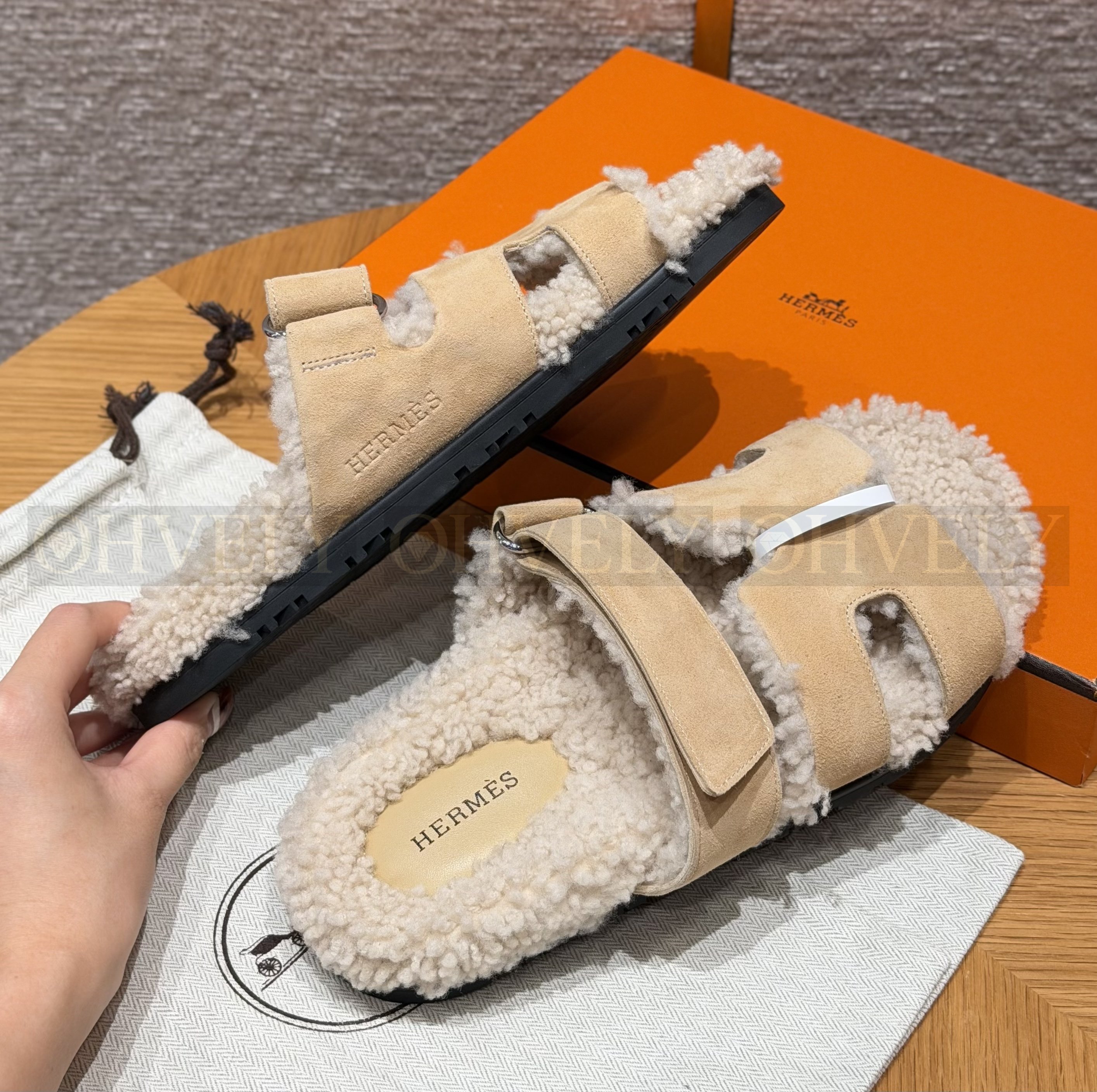 HERMÈS 에르메스 치프레 샌들 카프스킨 & 시어링 (ream-coloured) 상품 썸네일