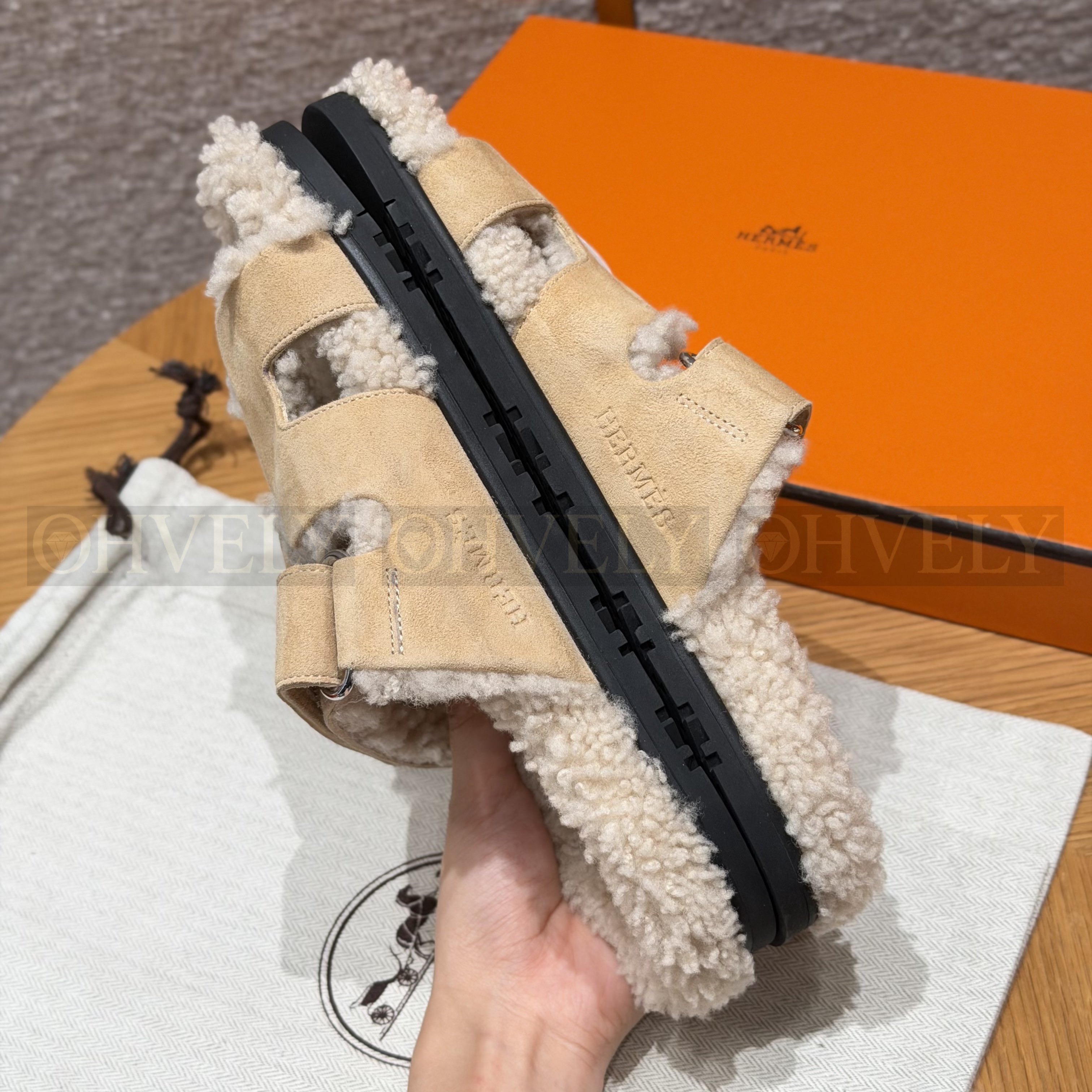 HERMÈS 에르메스 치프레 샌들 카프스킨 & 시어링 (ream-coloured) 상품 썸네일