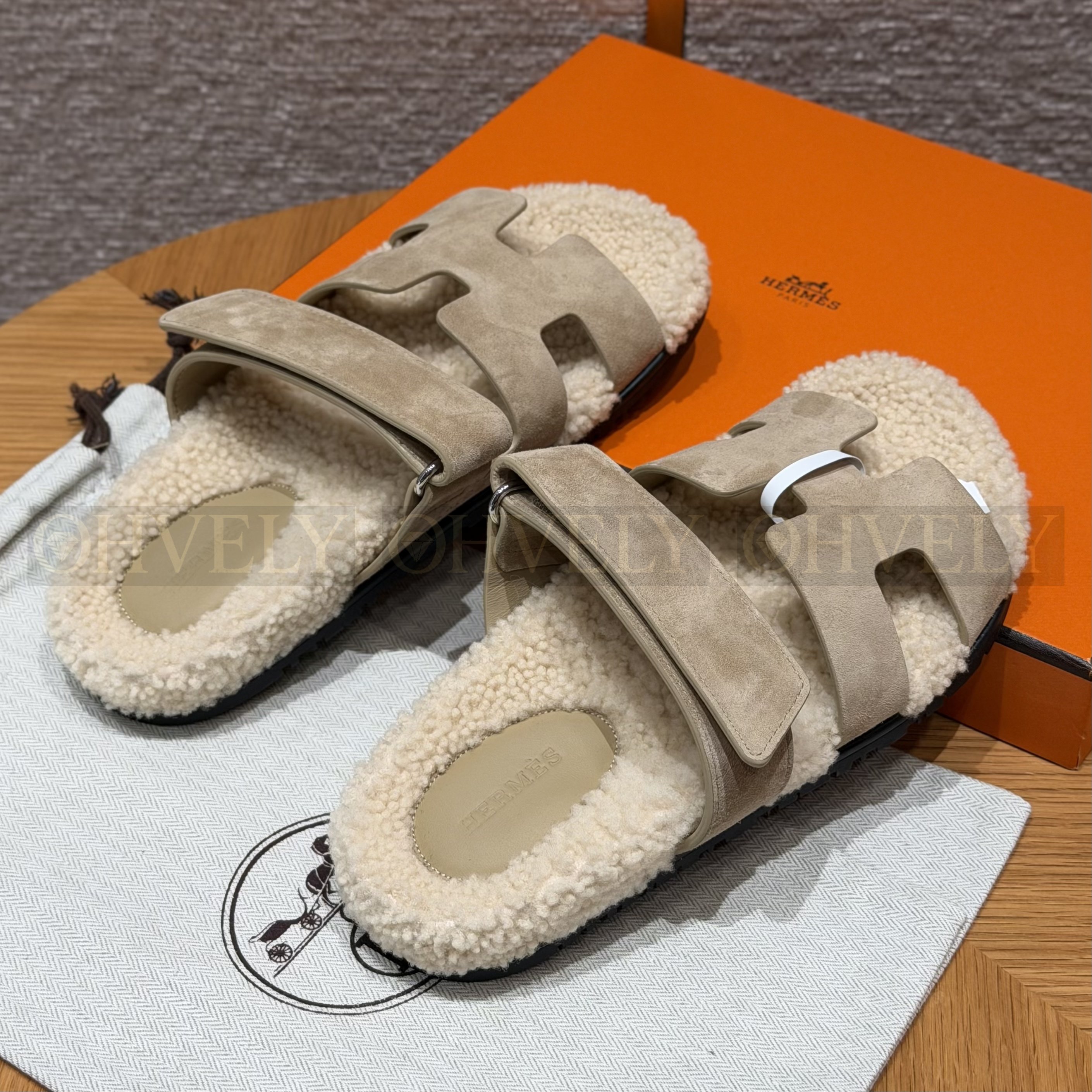 HERMÈS 에르메스 치프레 샌들 카프스킨 & 시어링 (Beige Lin) 상품 썸네일