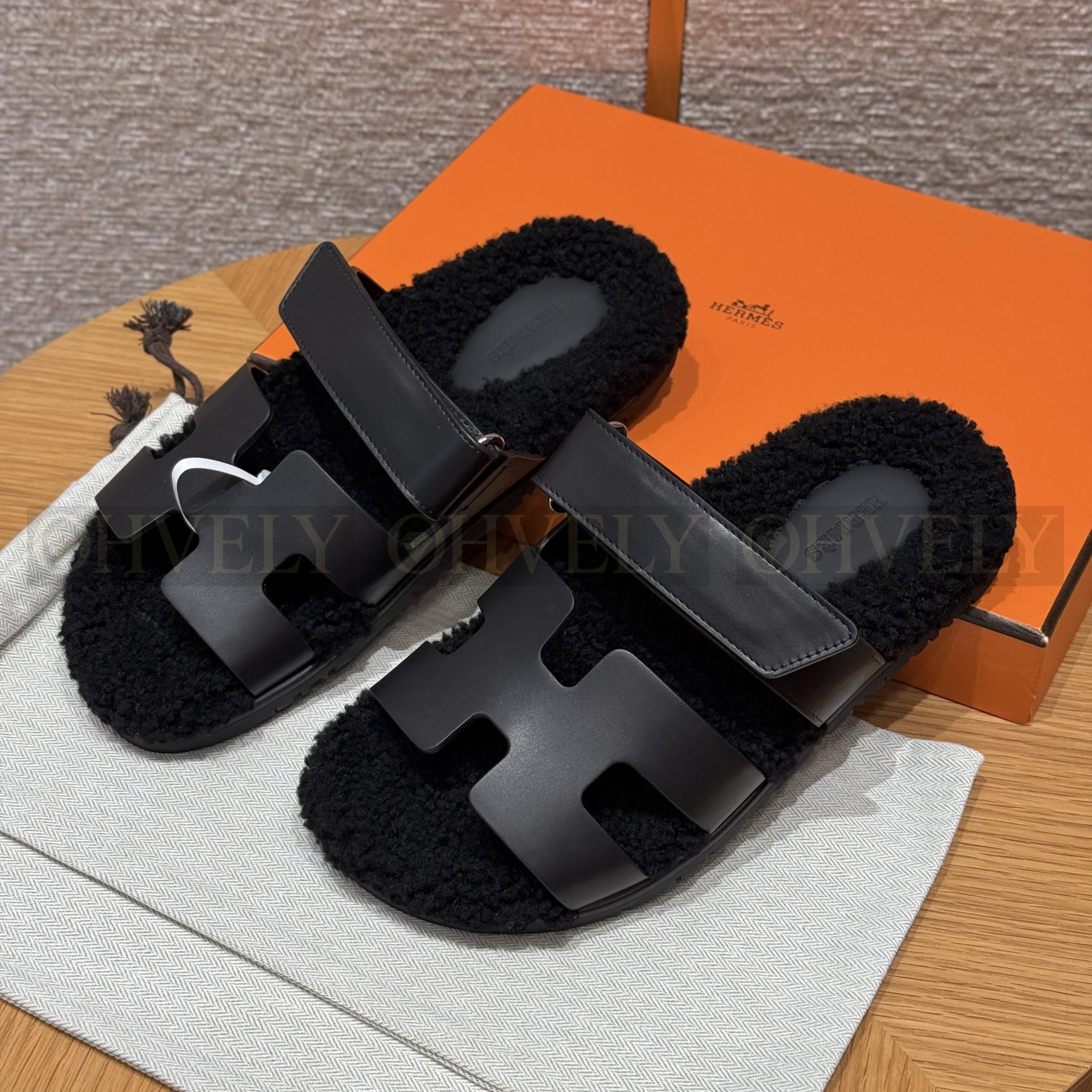 HERMÈS 에르메스 치프레 샌들 카프스킨 & 시어링 (Noir / Naturel)
