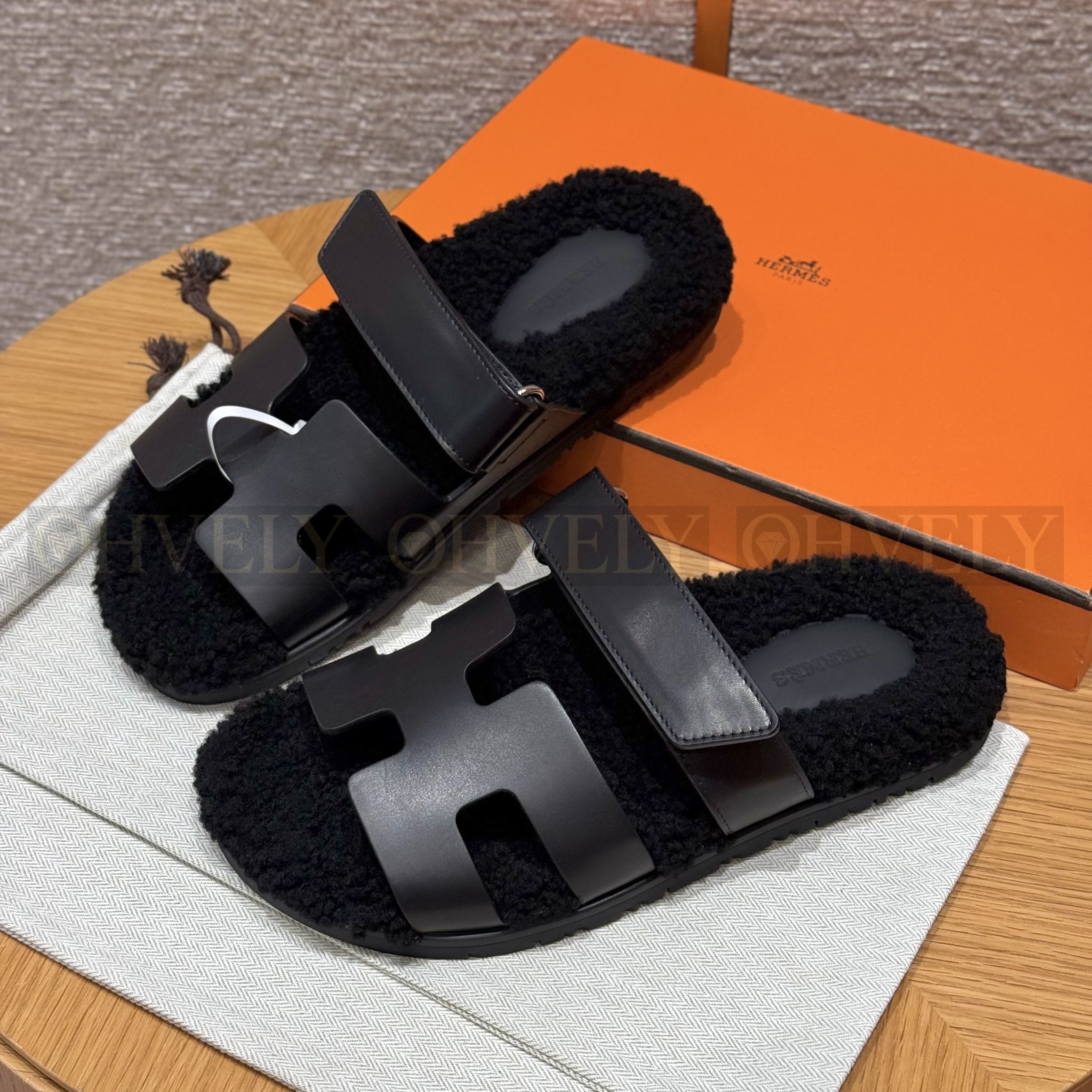 HERMÈS 에르메스 치프레 샌들 카프스킨 & 시어링 (Noir / Naturel) 상품 썸네일