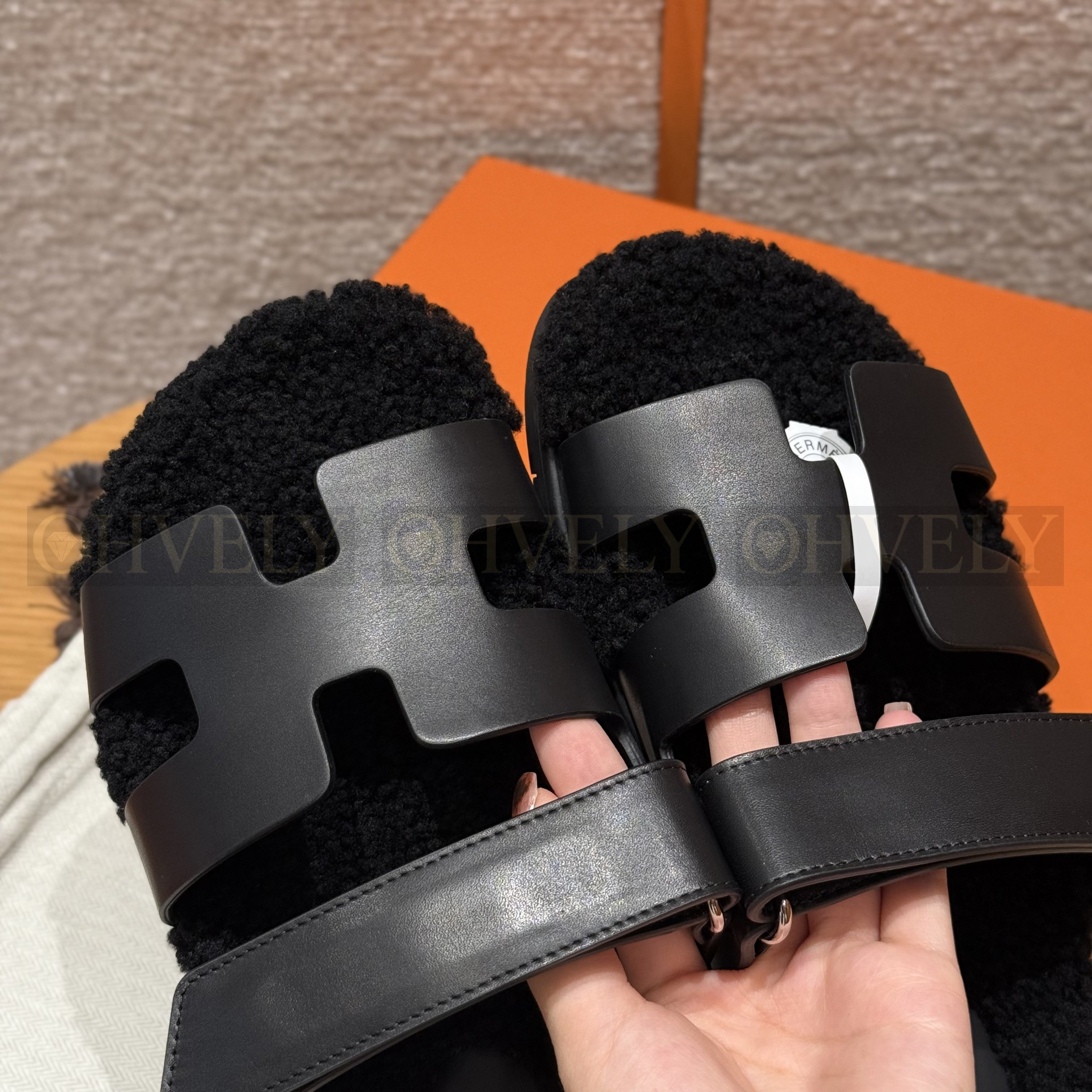 HERMÈS 에르메스 치프레 샌들 카프스킨 & 시어링 (Noir / Naturel) 상품 썸네일