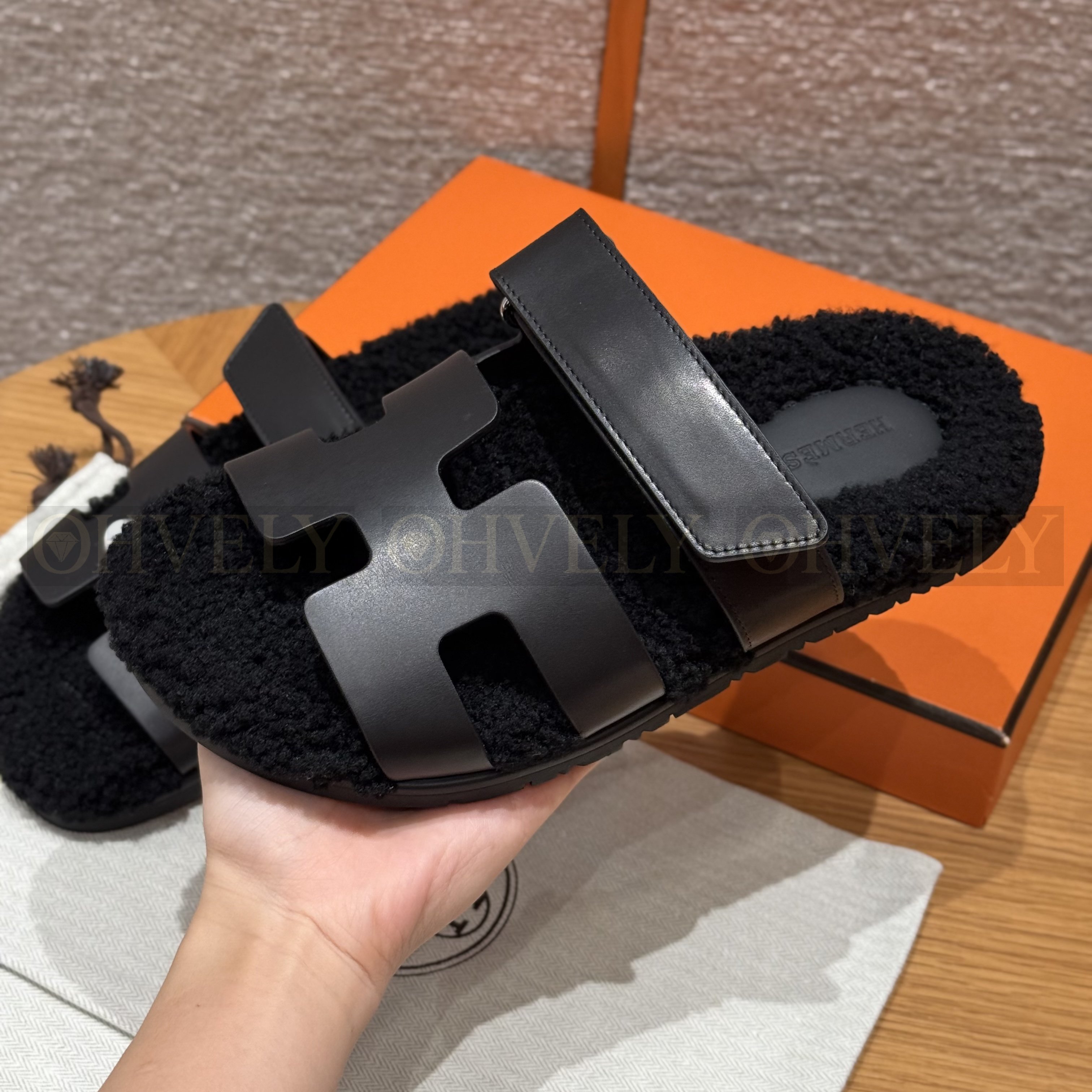 HERMÈS 에르메스 치프레 샌들 카프스킨 & 시어링 (black) 상품 썸네일
